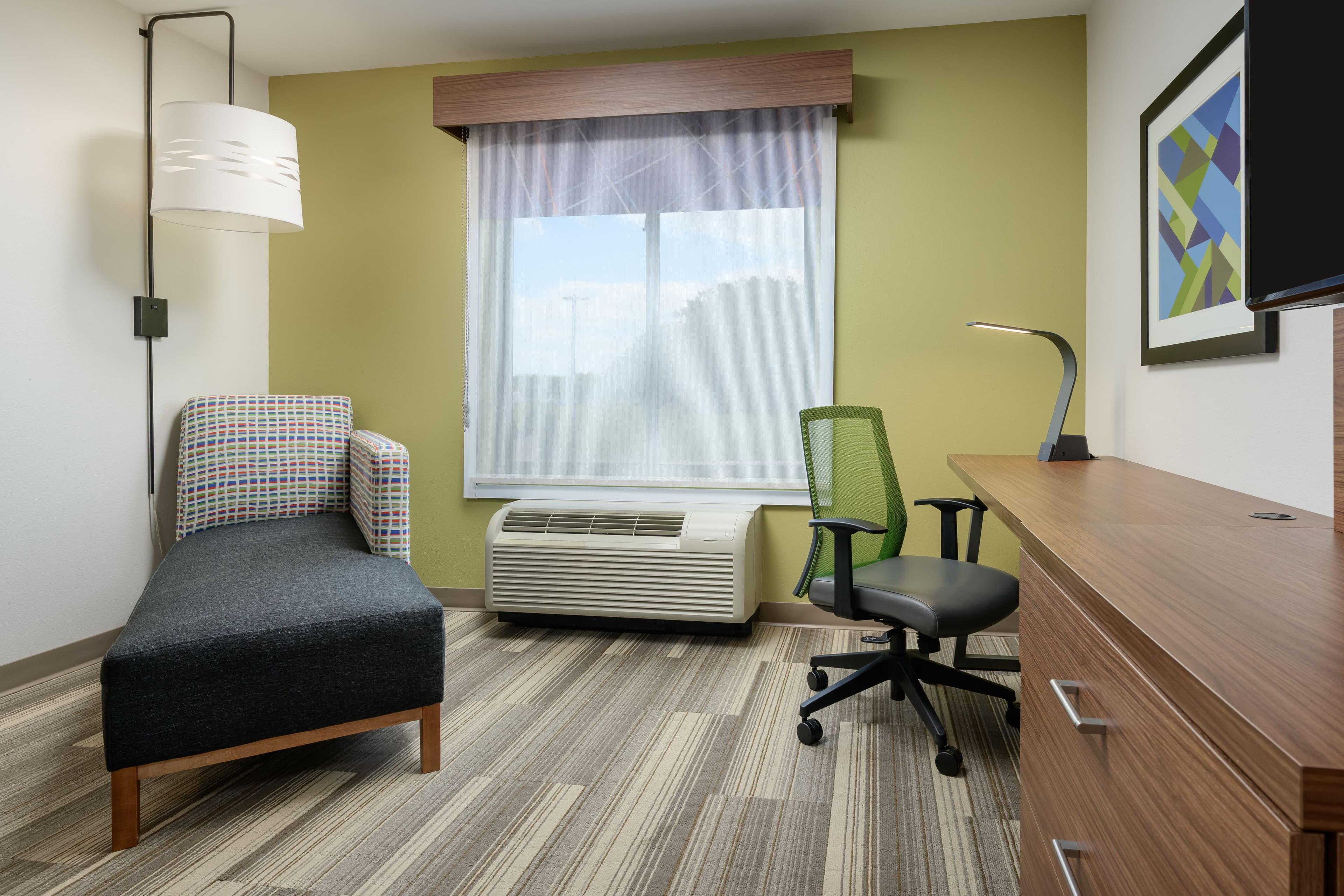 Holiday Inn Express & Suites Tullahoma - Image 3