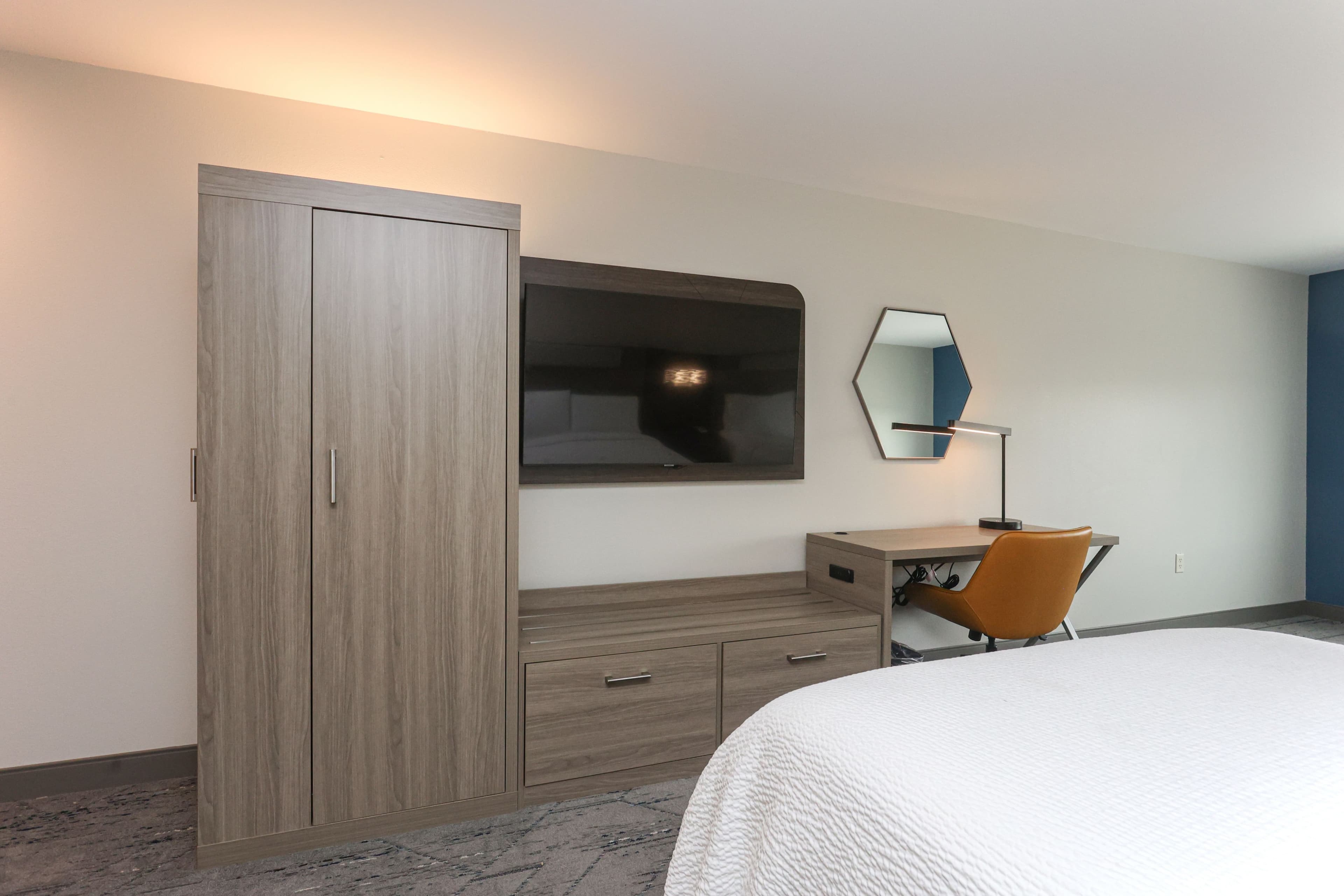 Holiday Inn Express & Suites Tulsa South Bixby — 8