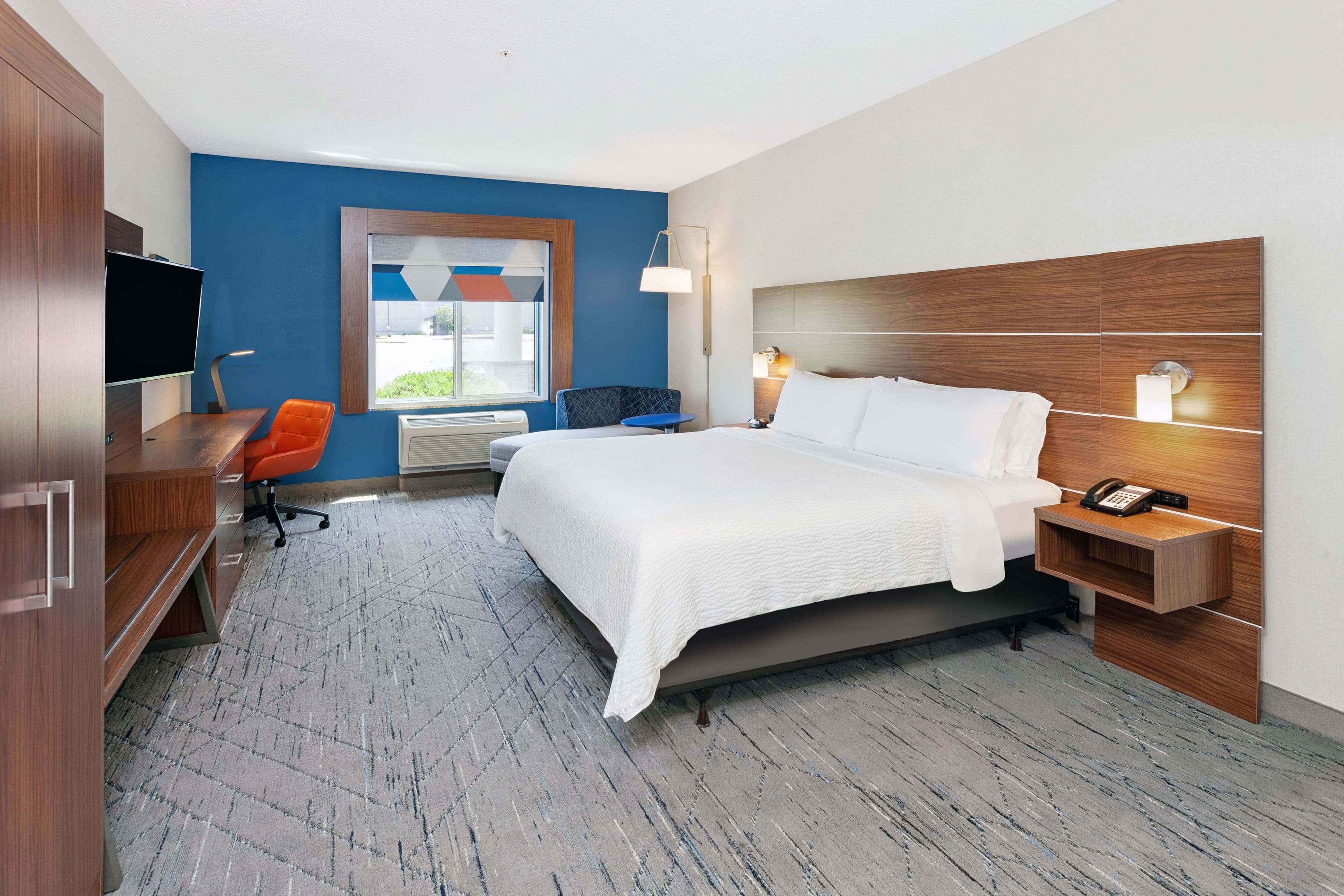 Holiday Inn Express & Suites Urbana-Champaign (U Of I Area) — 15