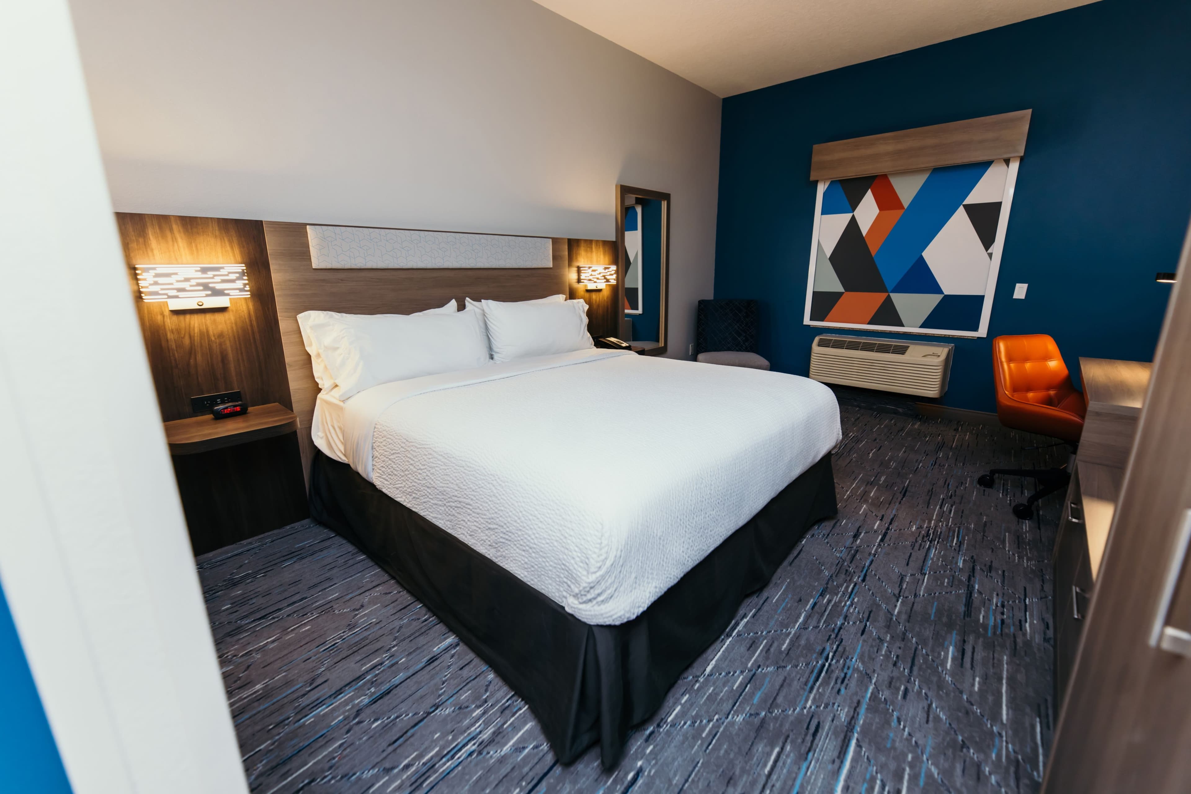 Holiday Inn Express & Suites Urbandale Des Moines - Image 3