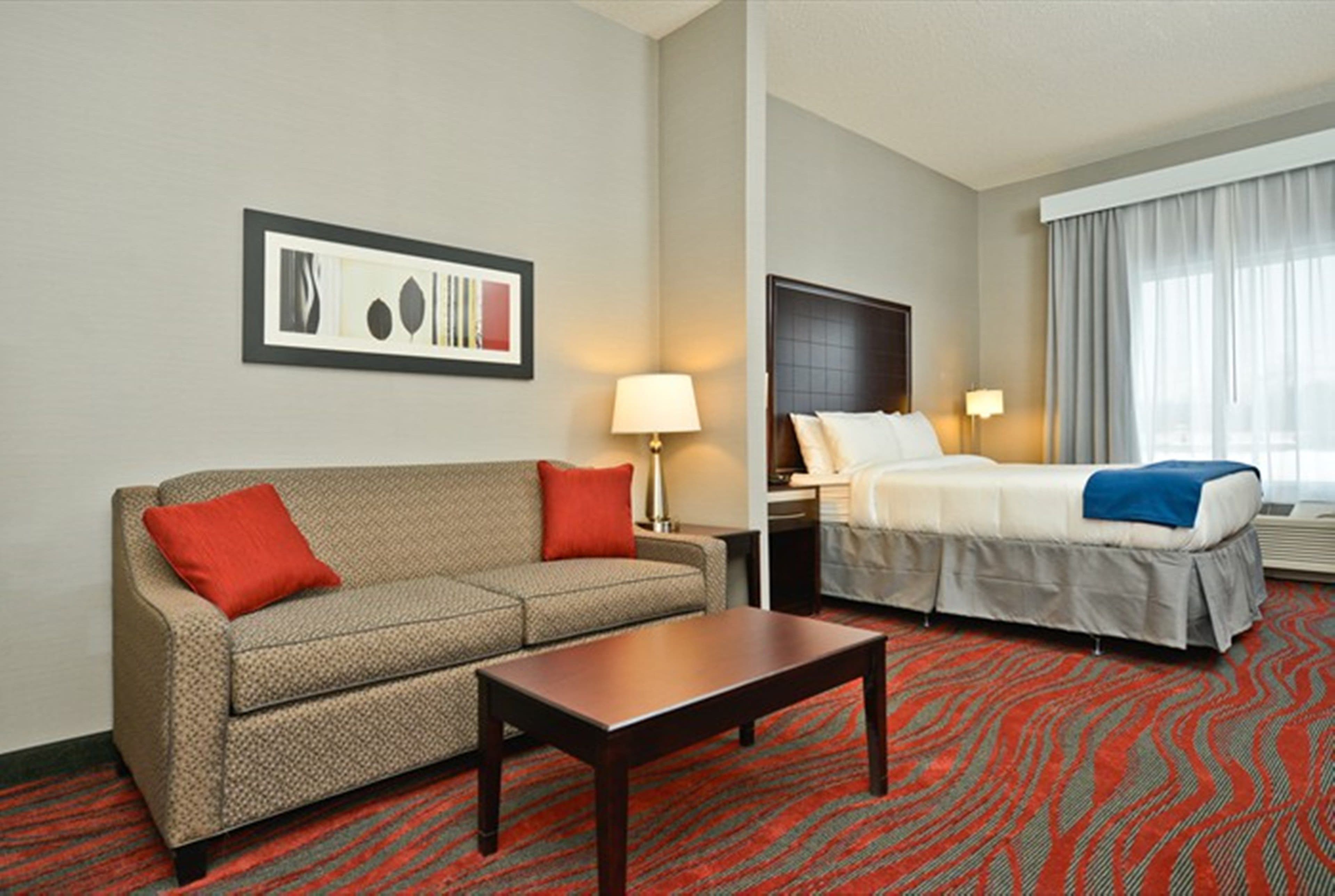 Holiday Inn Express & Suites Utica — 10