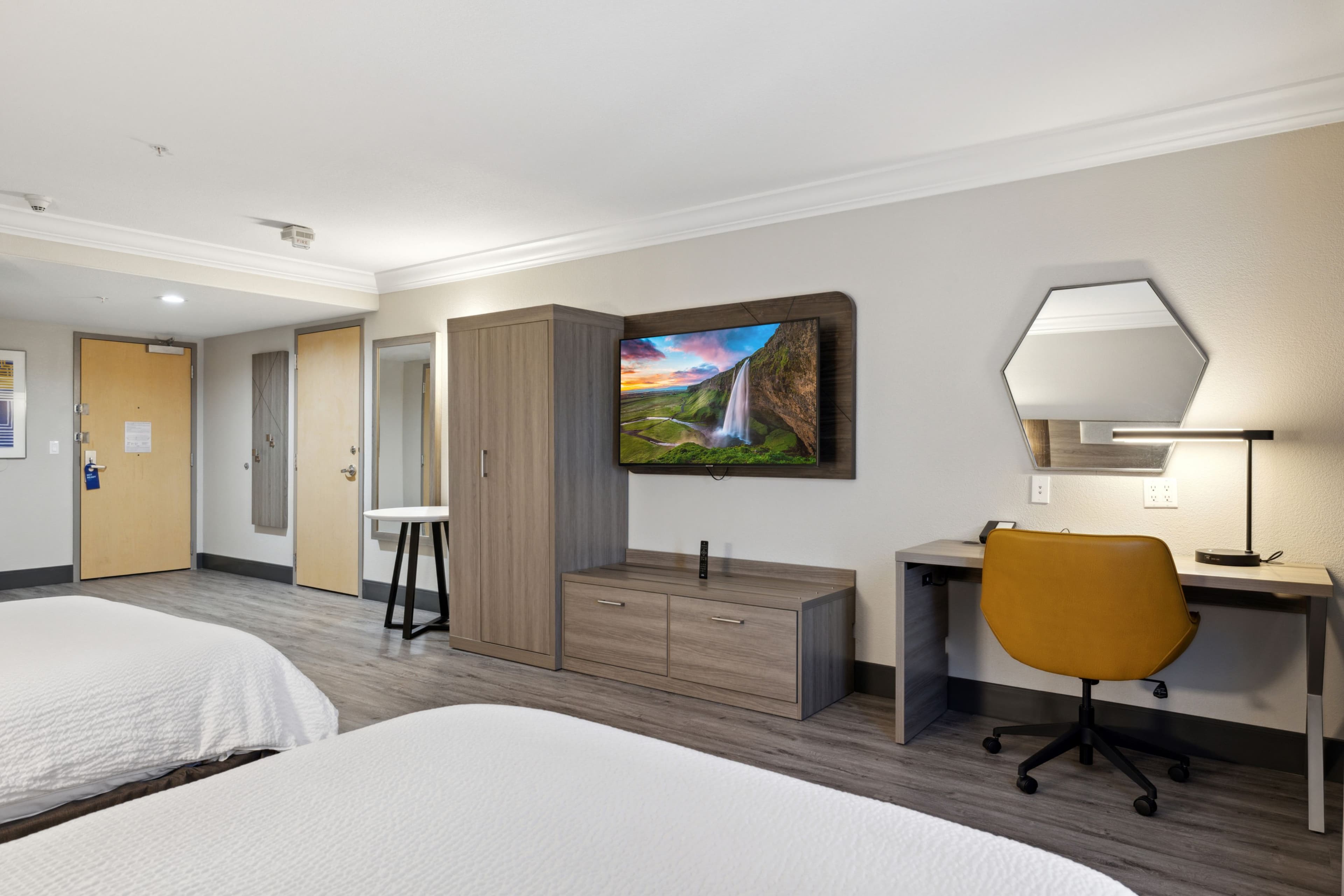 Holiday Inn Express & Suites Vacaville — 7