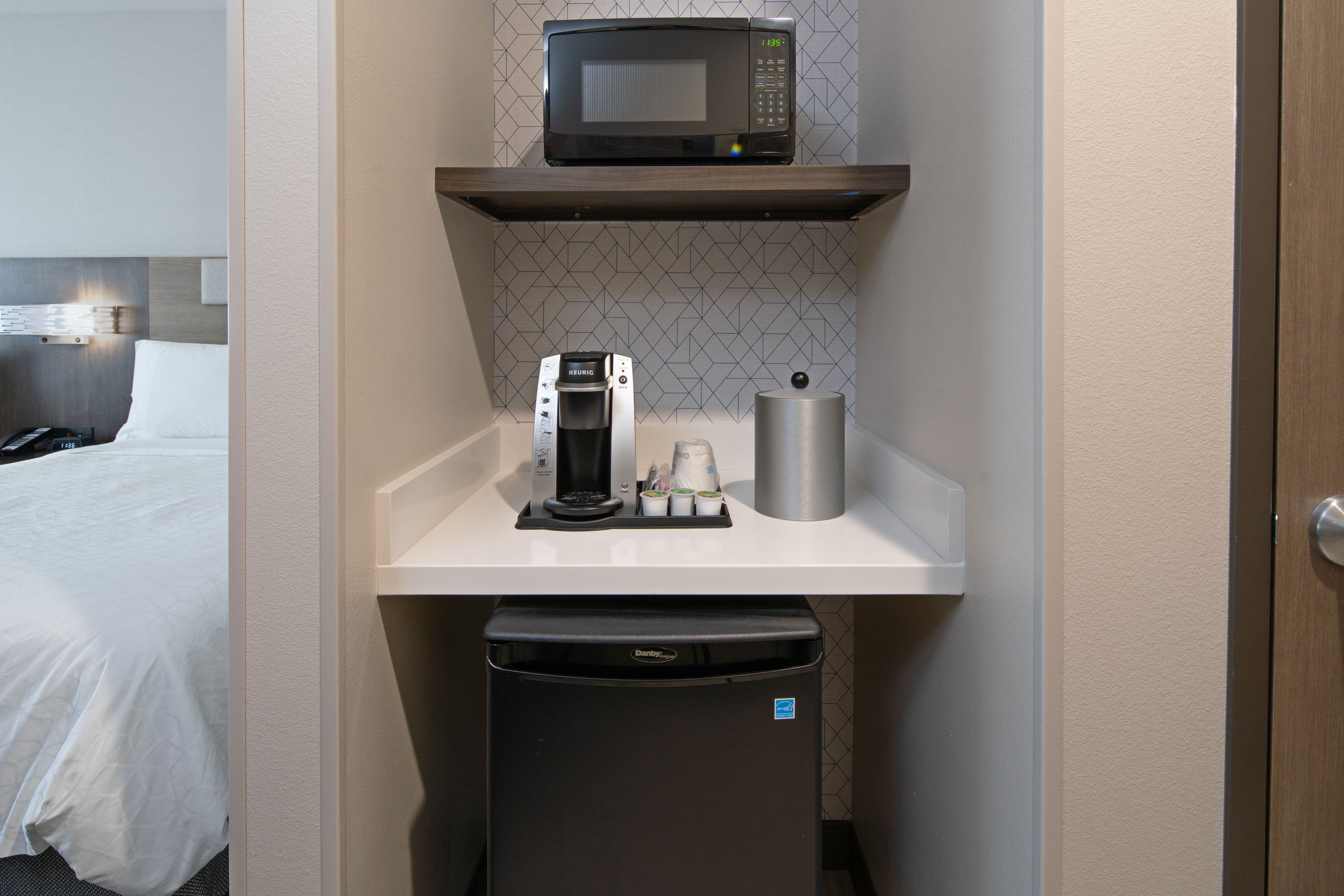 Holiday Inn Express & Suites Valencia - Santa Clarita - Image 4