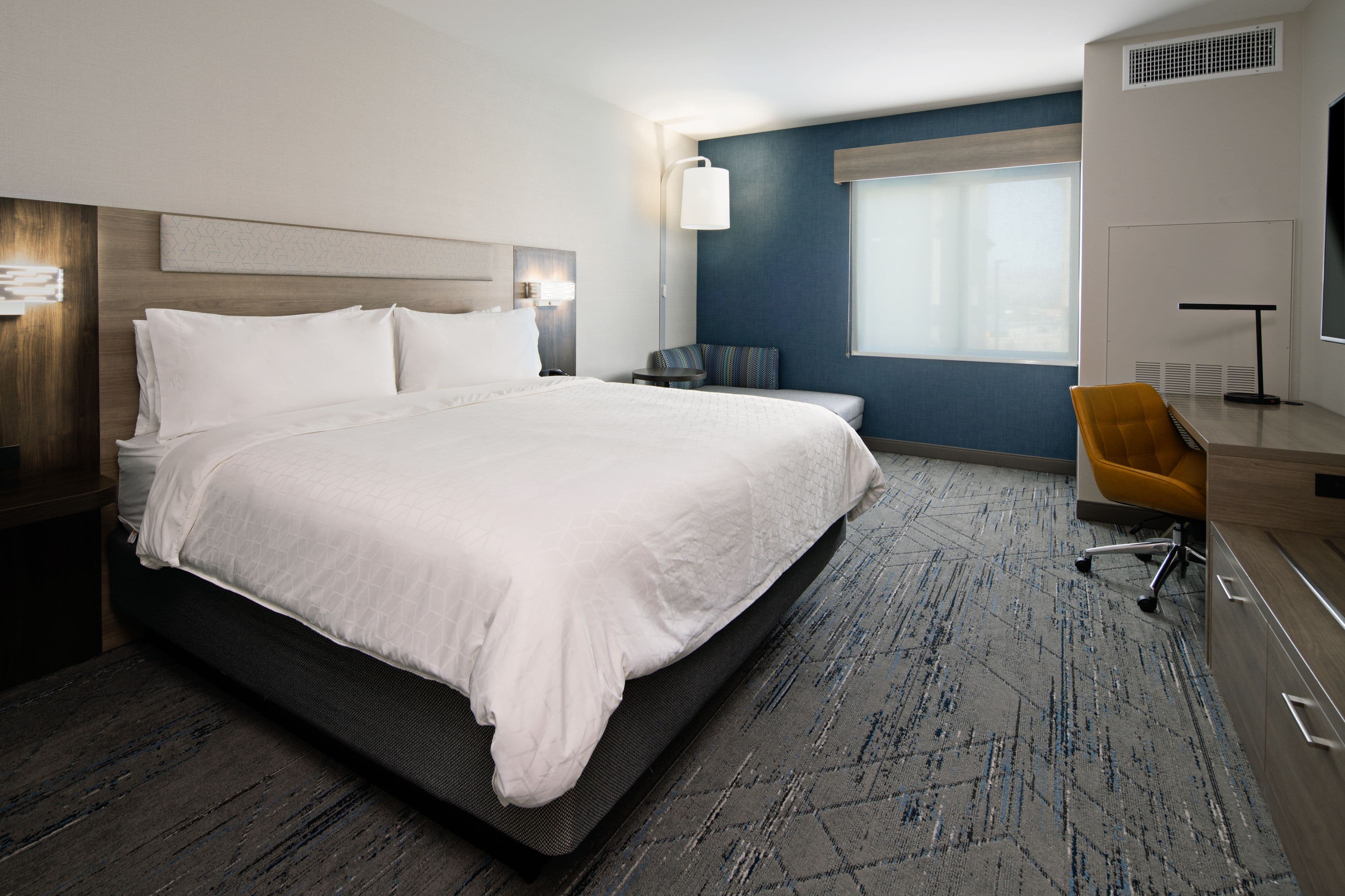 Holiday Inn Express & Suites Valencia - Santa Clarita - Image 2