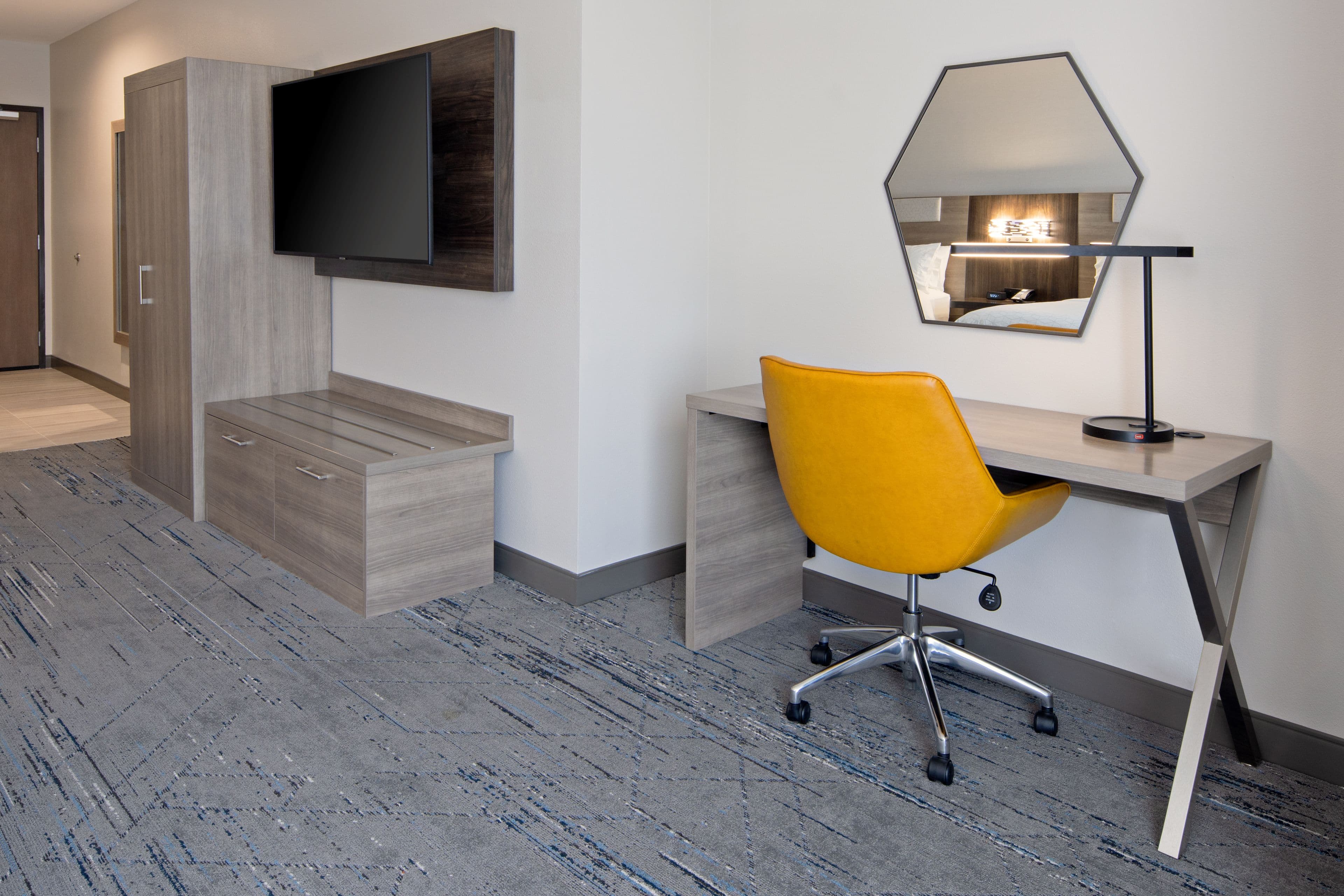 Holiday Inn Express & Suites Valencia - Santa Clarita - Image 5