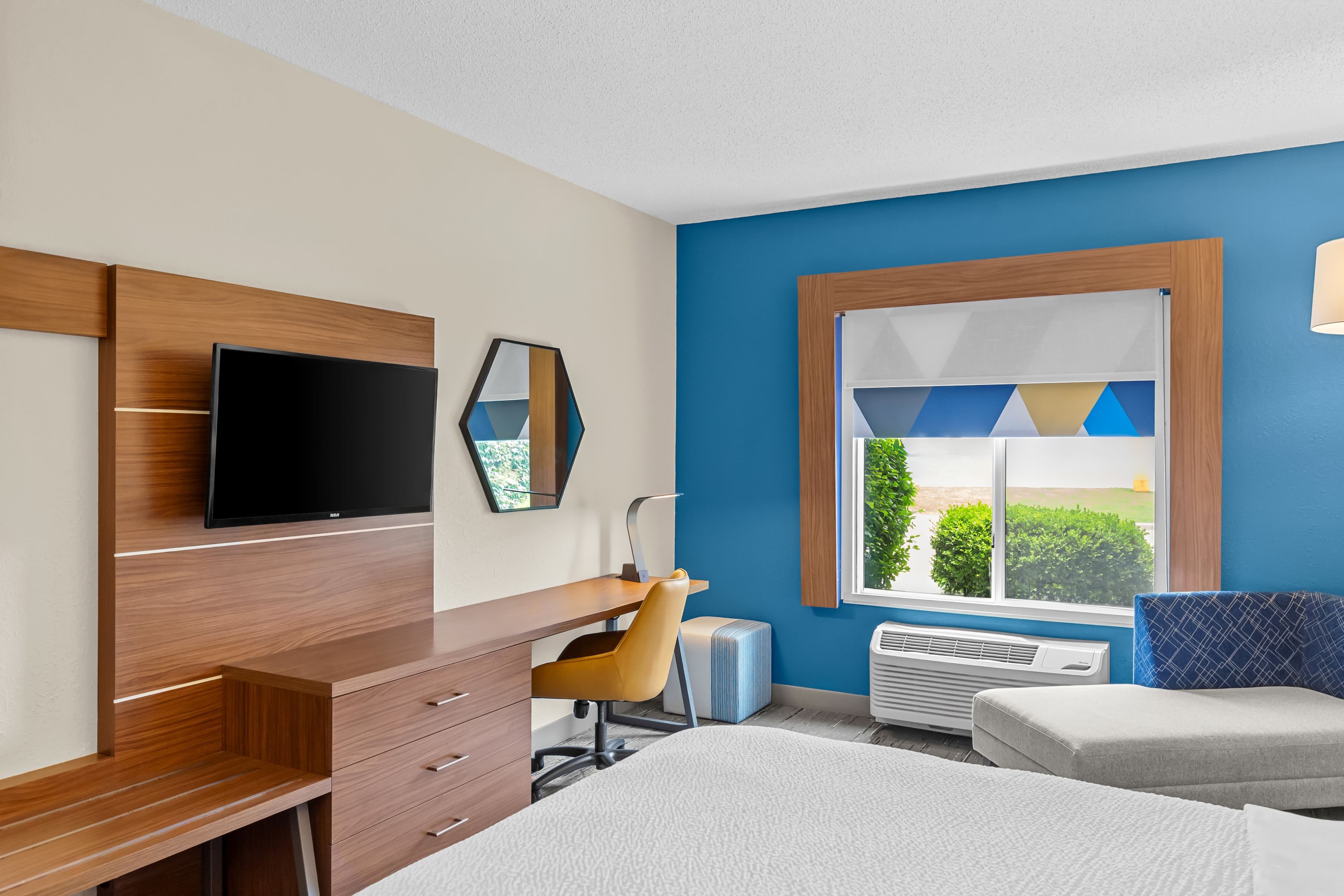 Holiday Inn Express & Suites Vandalia — 5