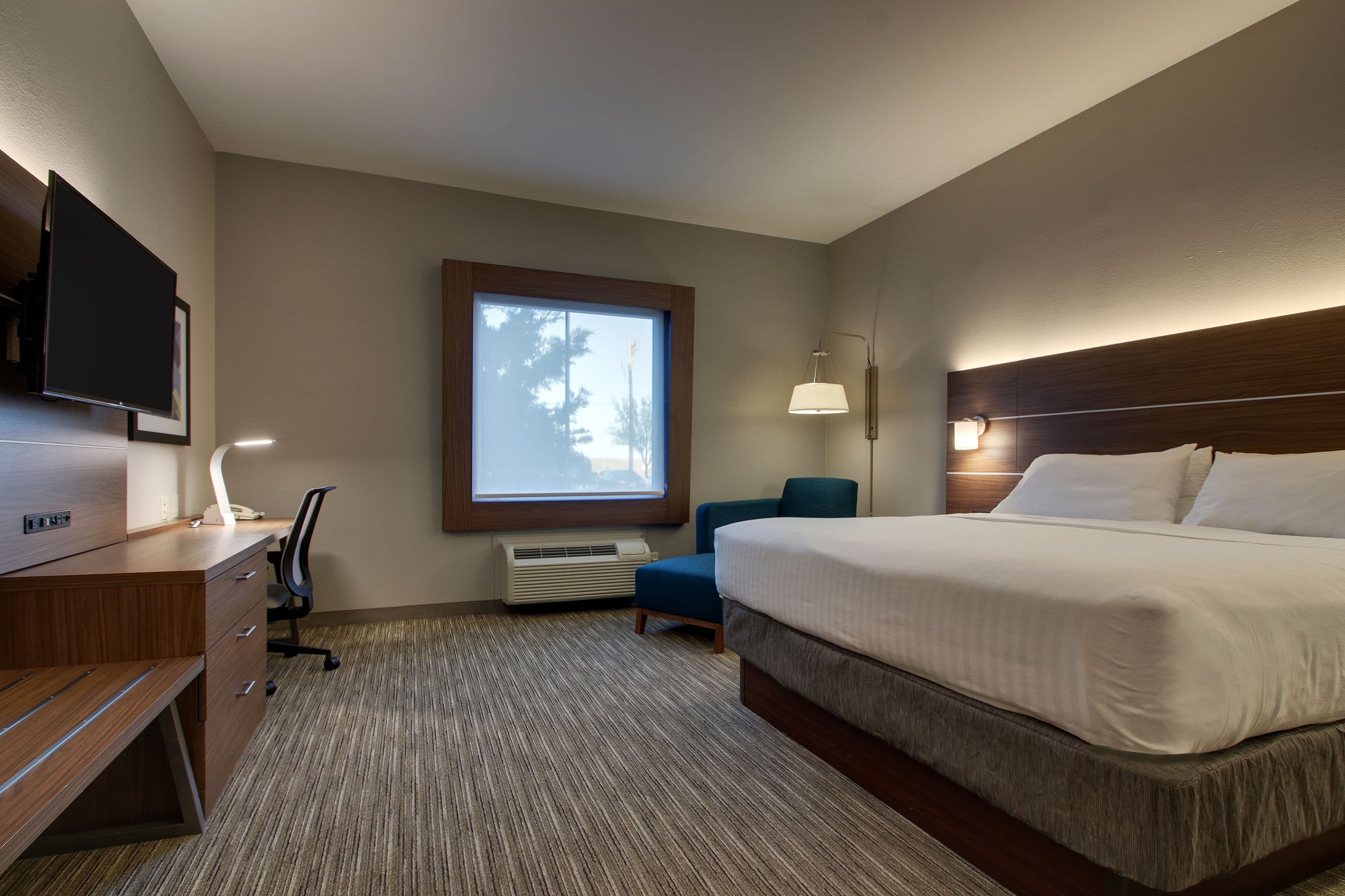 Holiday Inn Express & Suites Vernon College Area (HWY 287) — 6