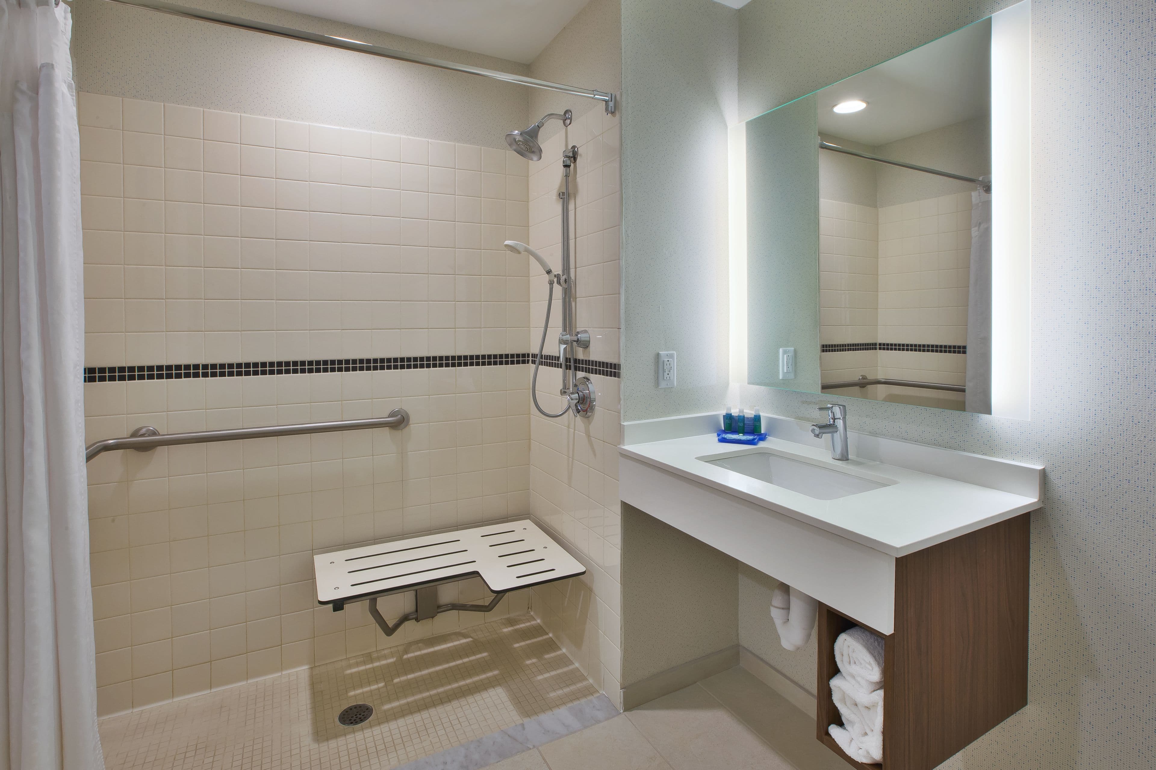 Holiday Inn Express & Suites Rochester-Victor — 17
