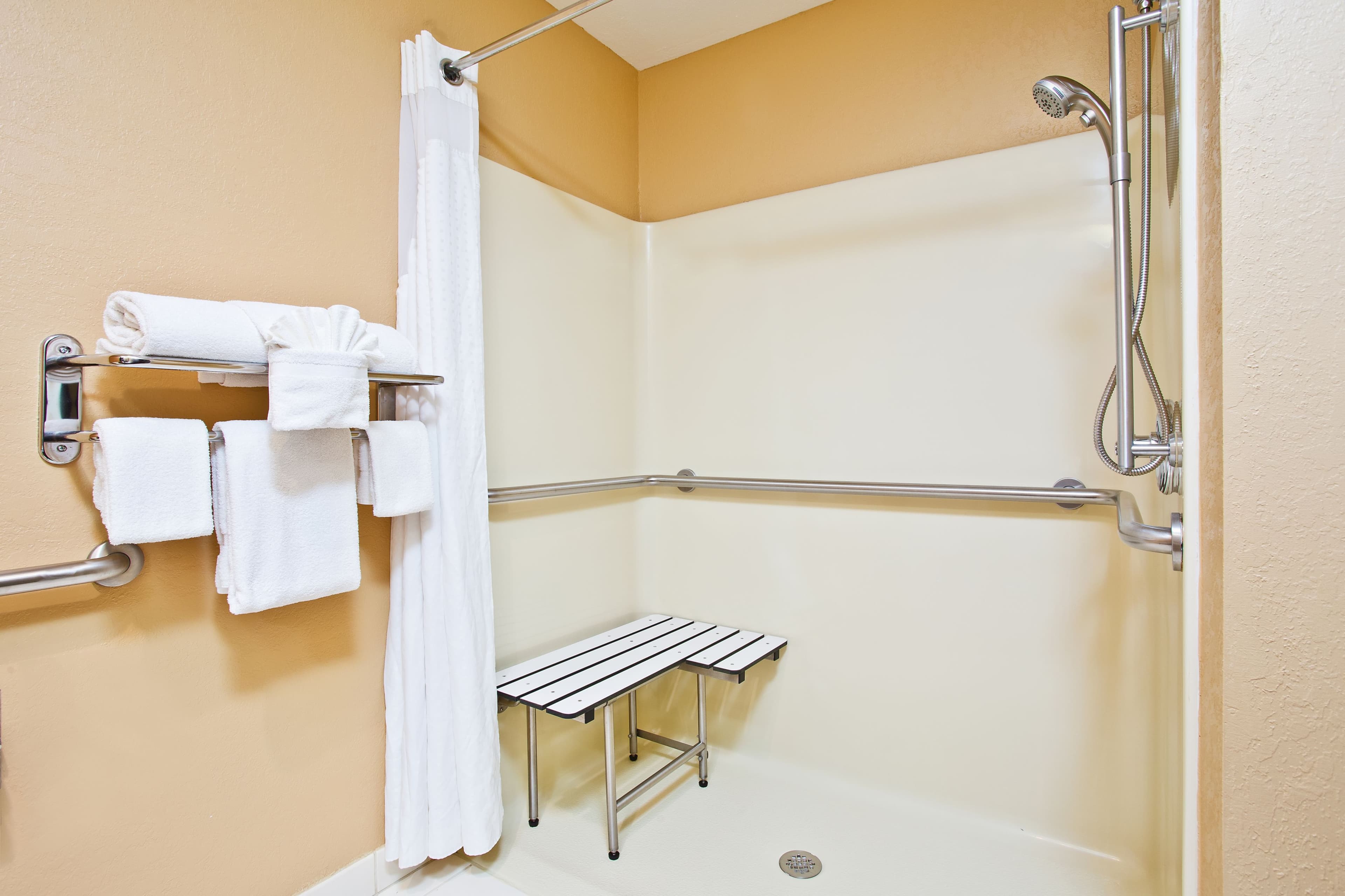 Holiday Inn Express & Suites Wabash — 11