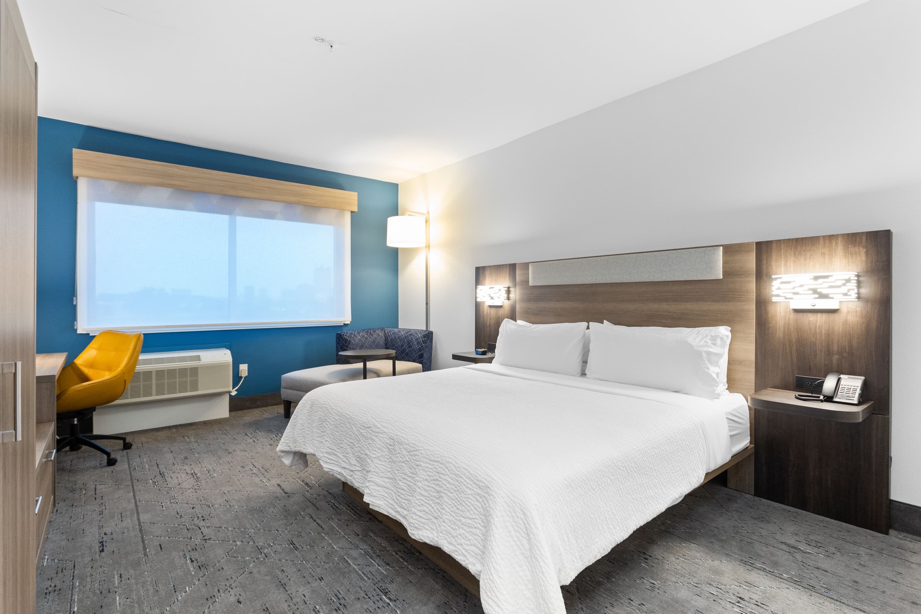 Holiday Inn Express & Suites Waco Downtown - Image 4
