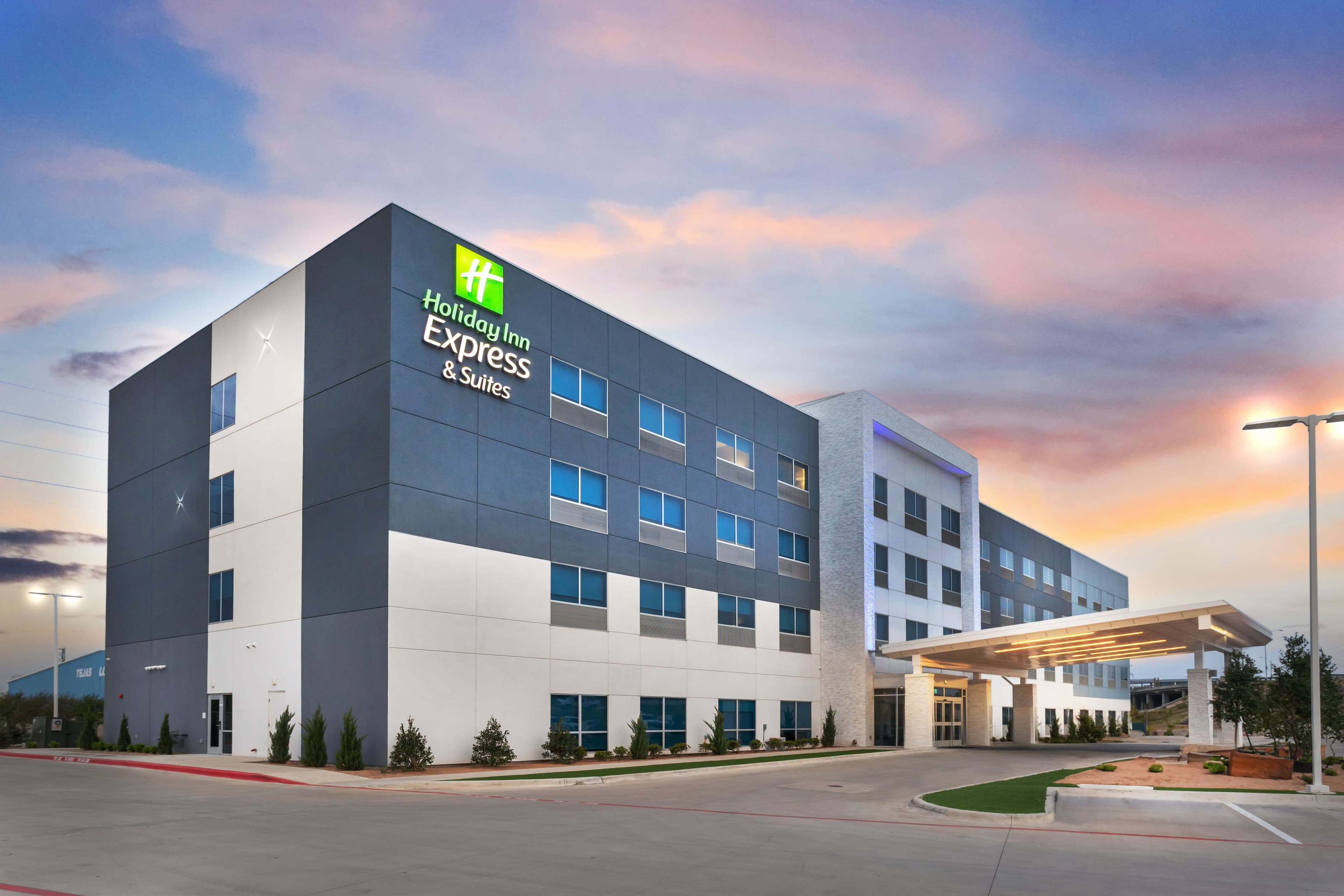 Holiday Inn Express & Suites Waco Downtown - Image 1