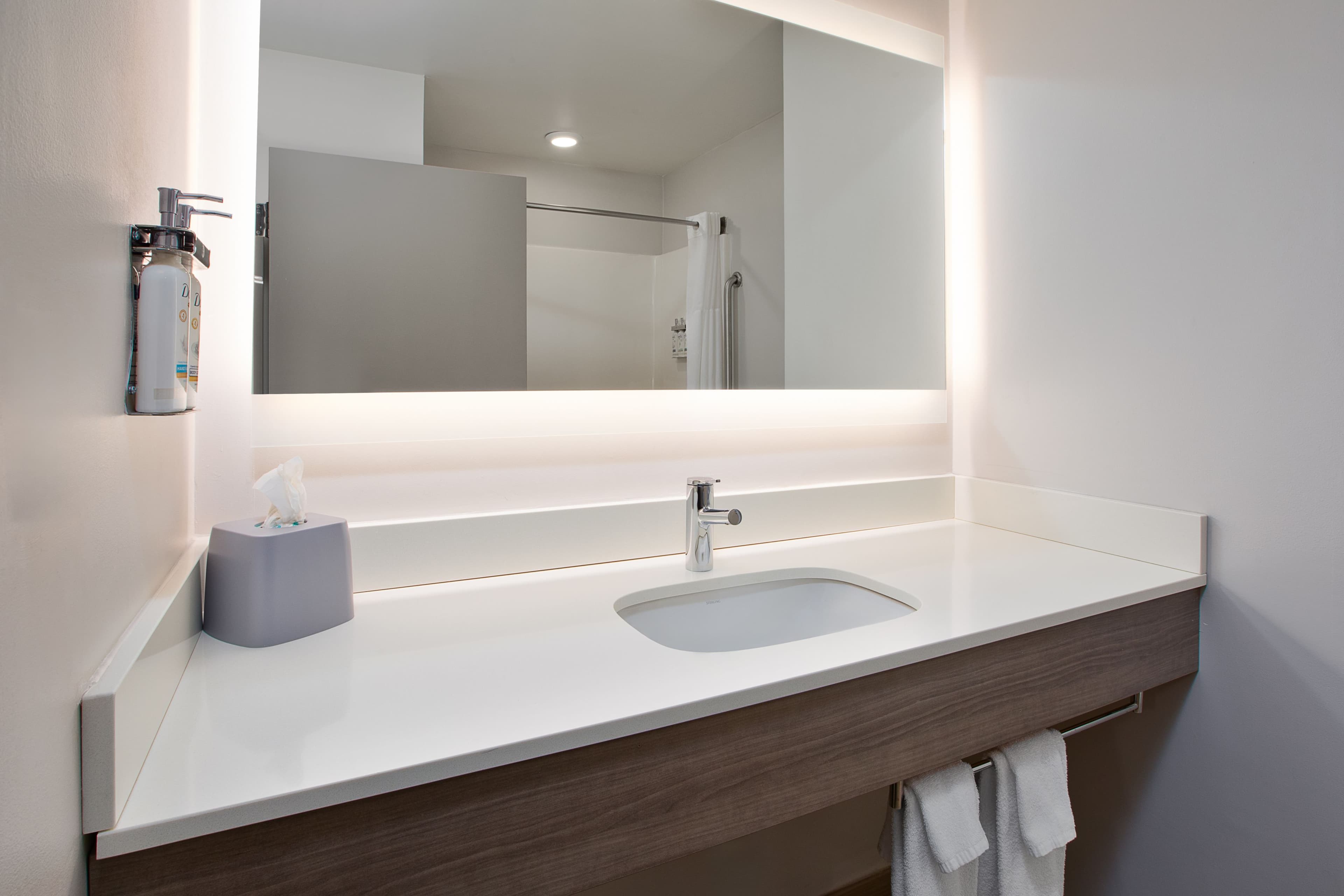 Holiday Inn Express & Suites Grand Rapids-North - Image 3