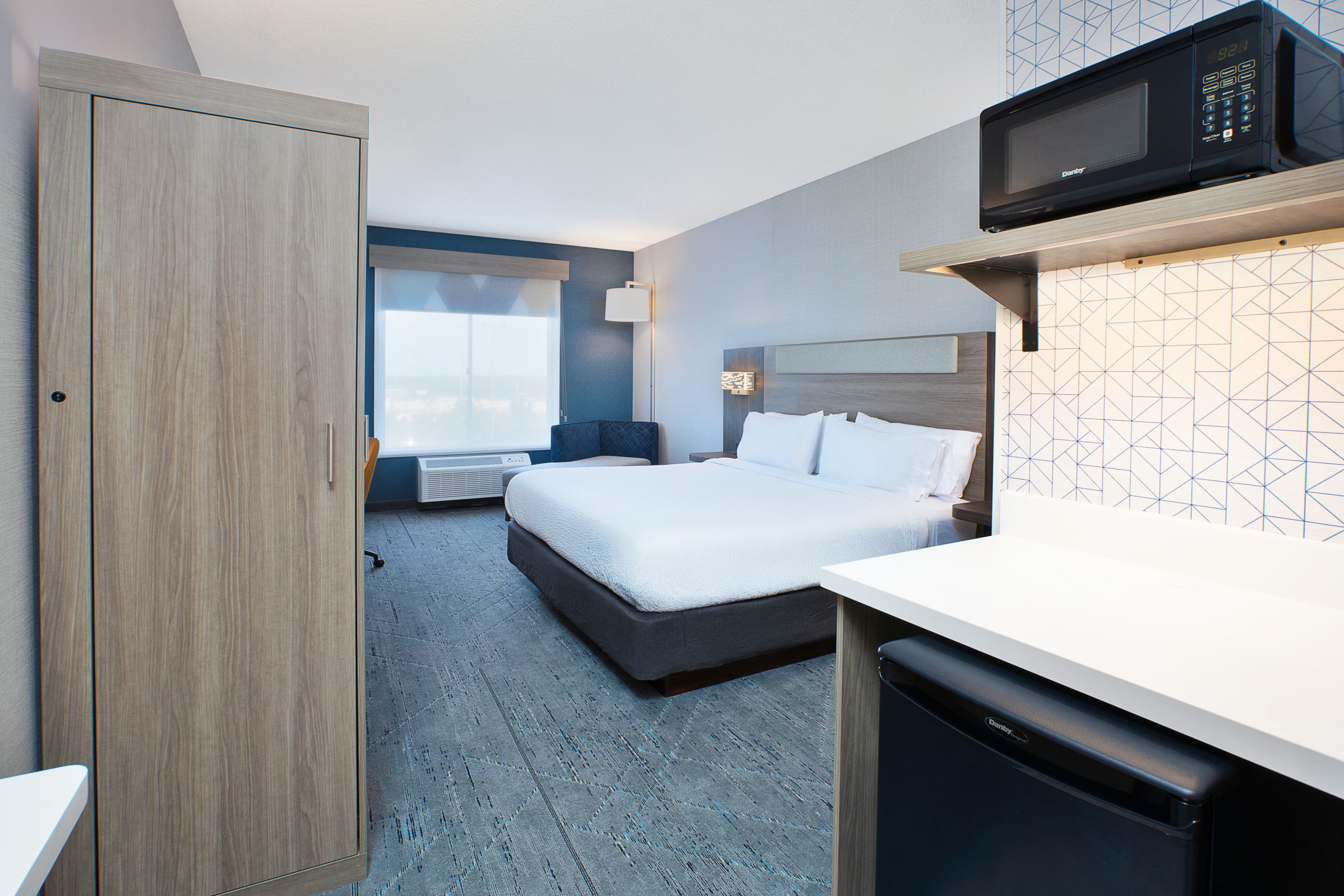 Holiday Inn Express & Suites Youngstown N (Warren/Niles) — 4