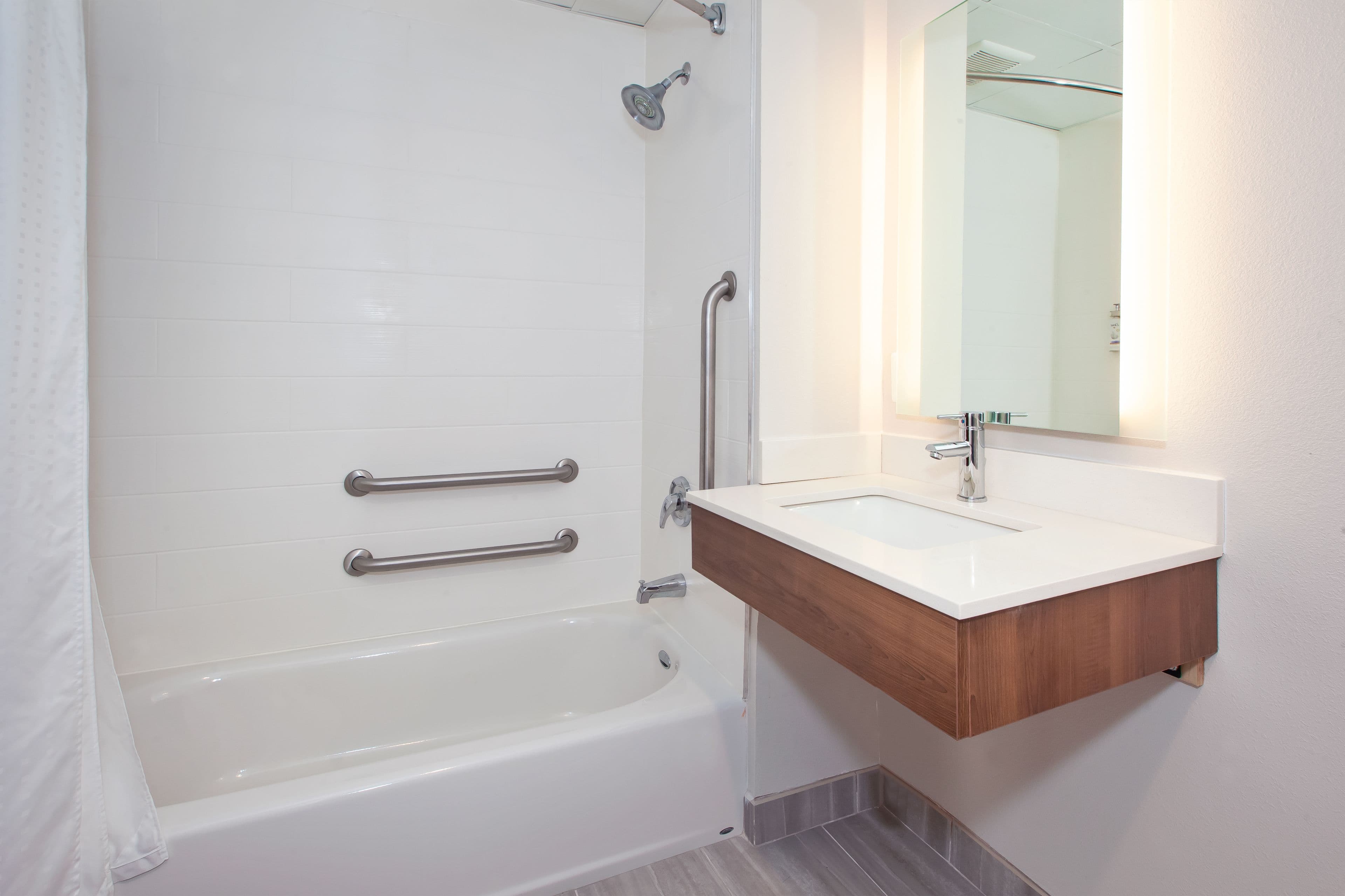 Holiday Inn Express & Suites Warrenton — 11