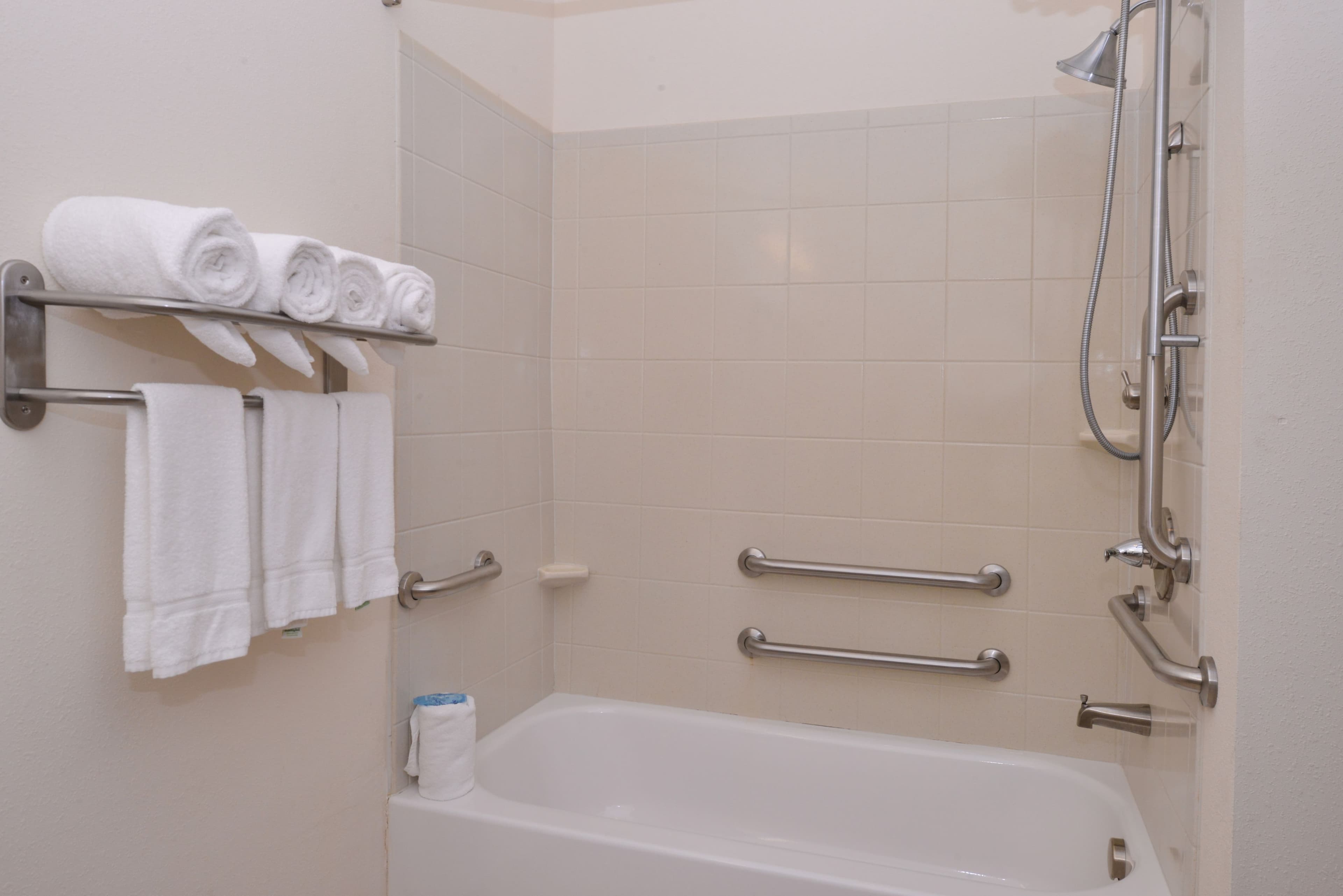 Holiday Inn Express & Suites Washington - Meadow Lands — 10