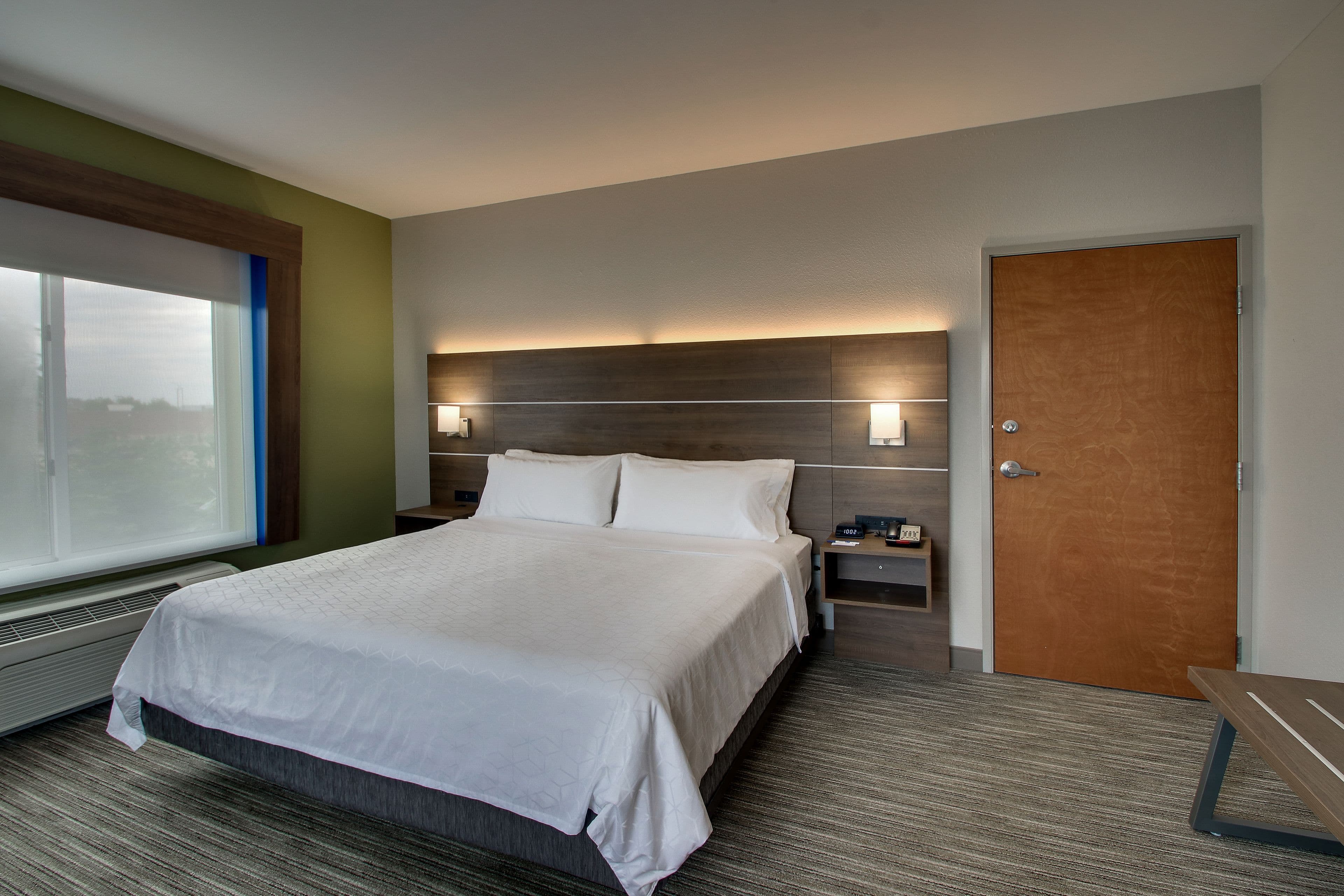 Holiday Inn Express & Suites Chicago North-Waukegan-Gurnee — 11