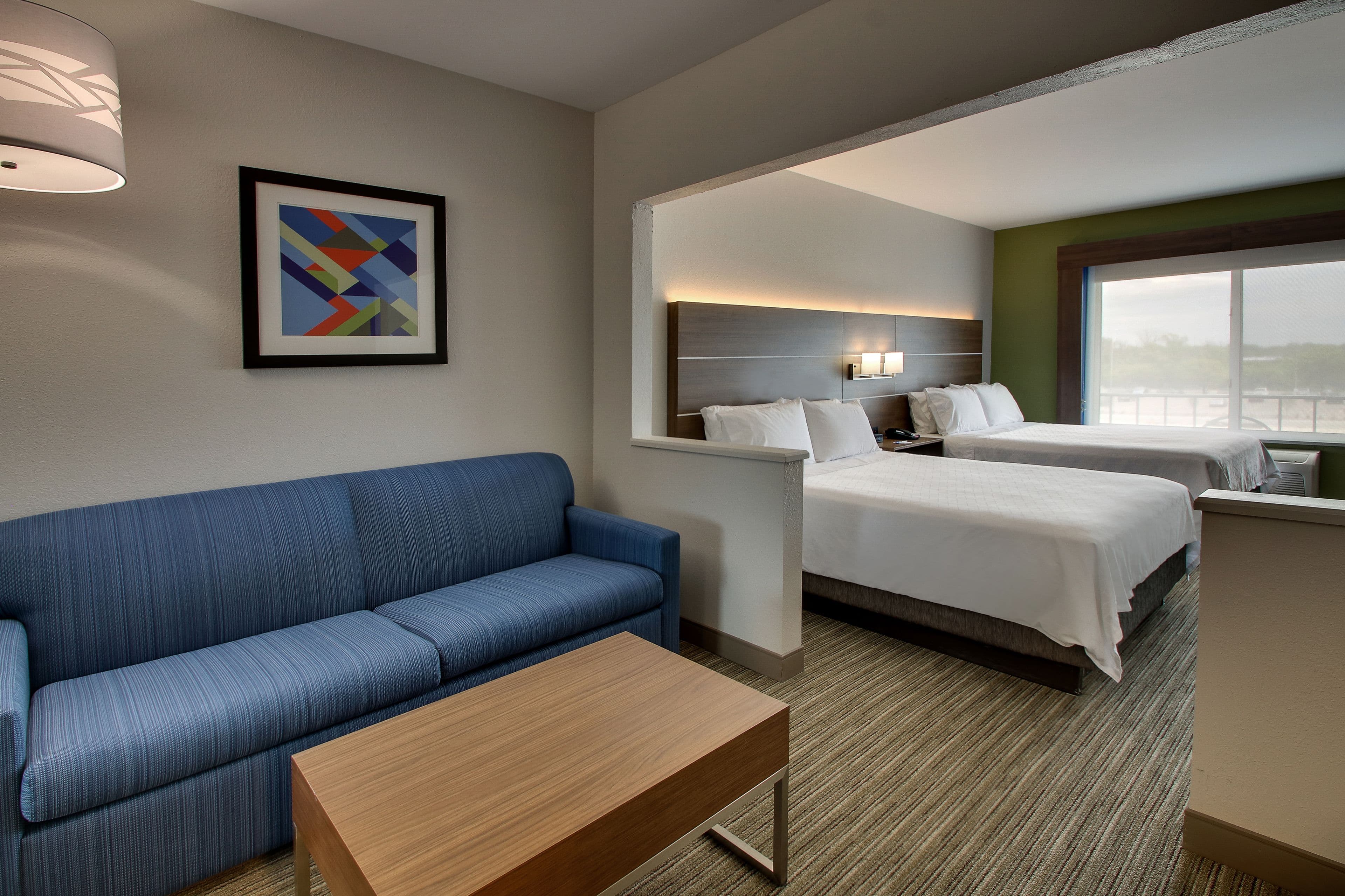 Holiday Inn Express & Suites Chicago North-Waukegan-Gurnee — 33