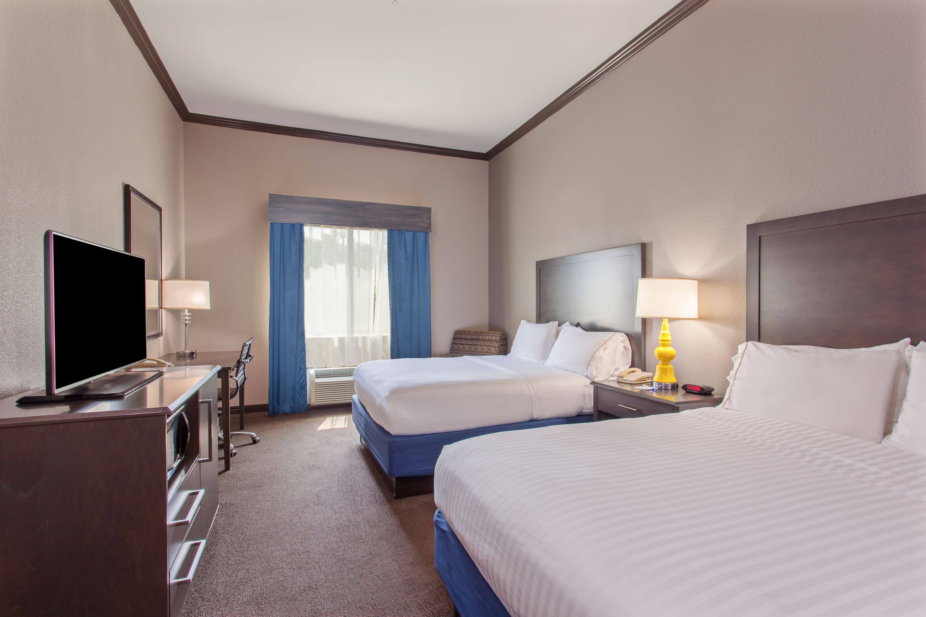 Holiday Inn Express & Suites Wharton - Image 4