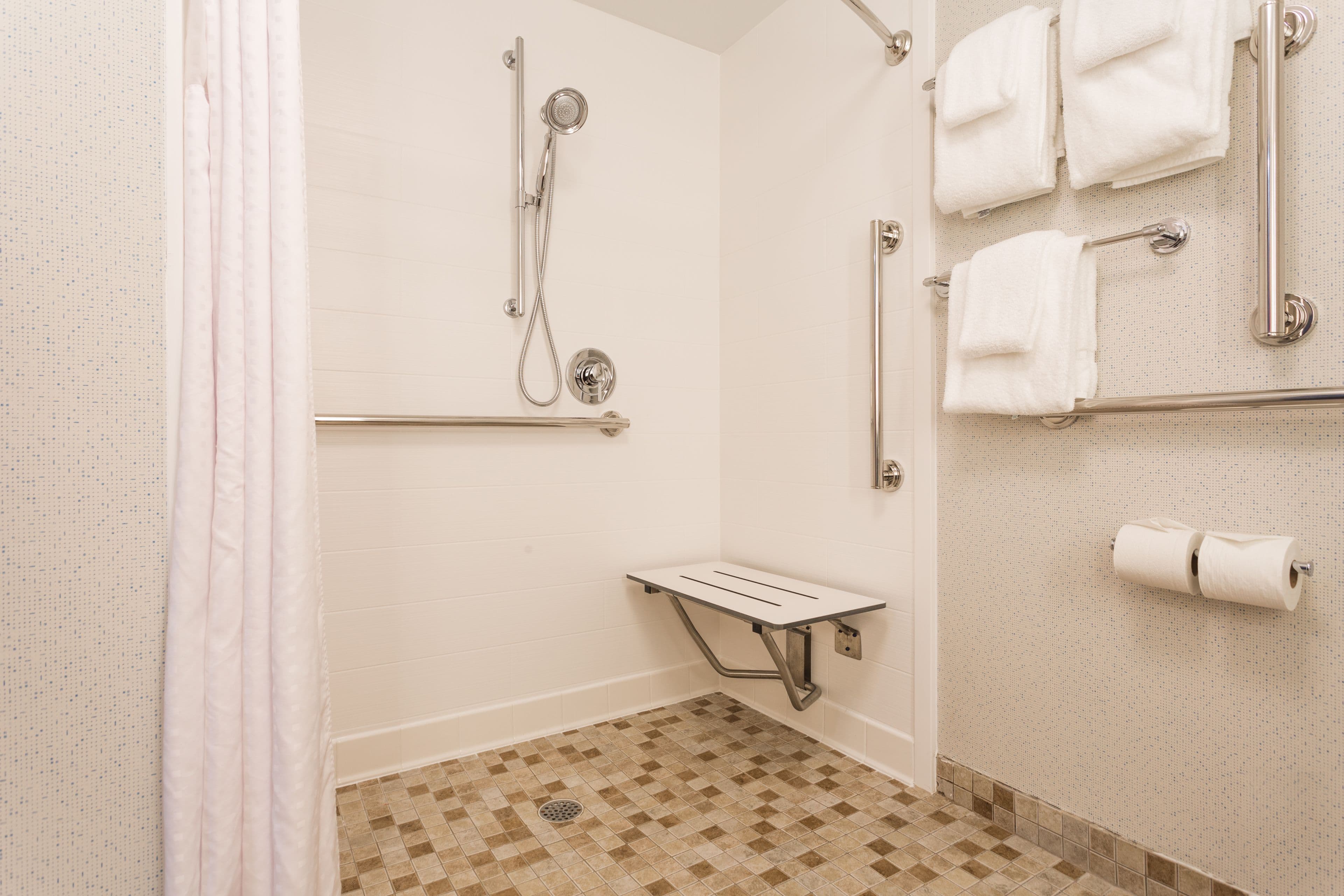 Holiday Inn Express & Suites Wilmington-University Ctr — 11