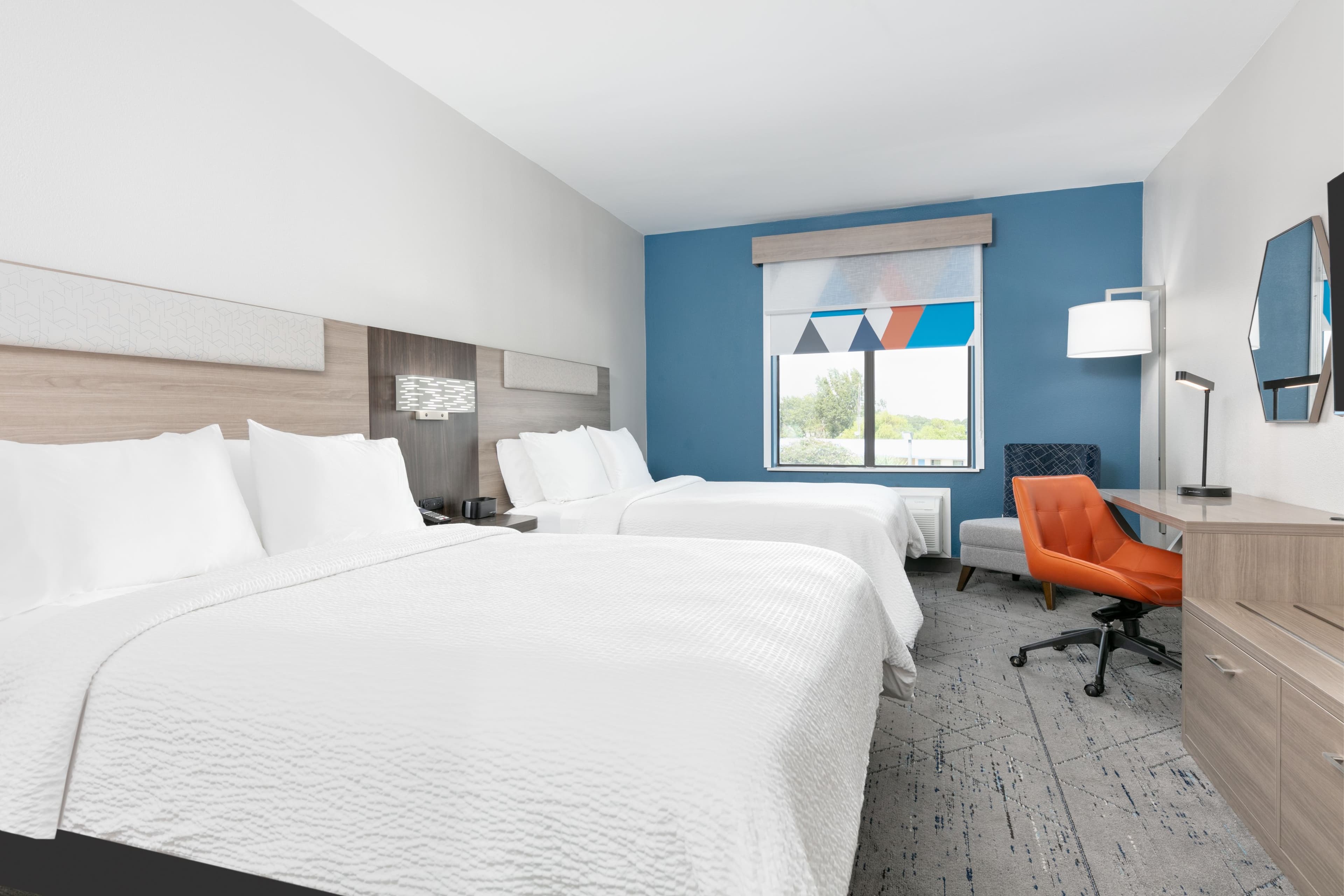 Holiday Inn Express & Suites Winnie - Image 4