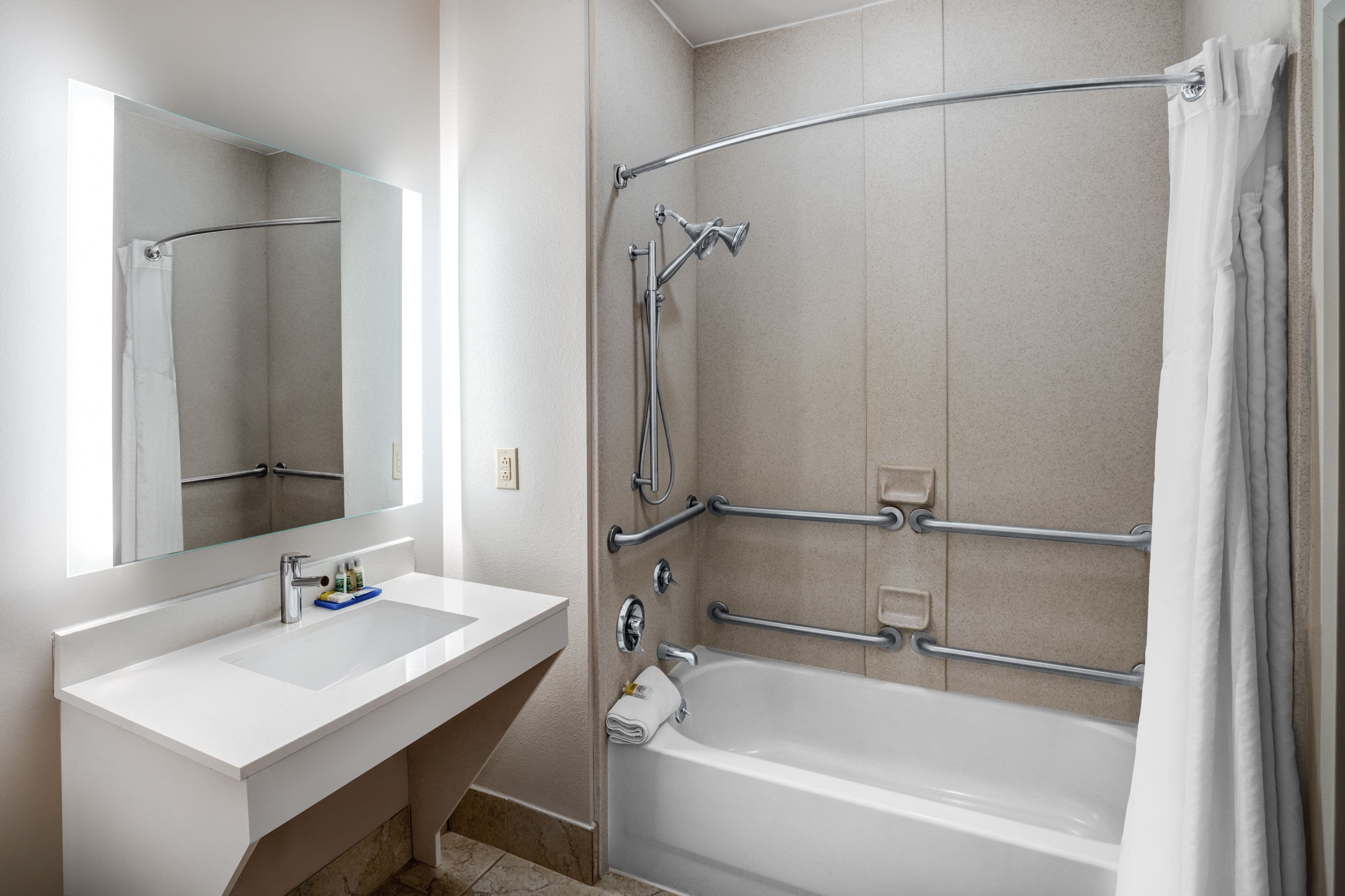 Holiday Inn Express & Suites Winona North — 11