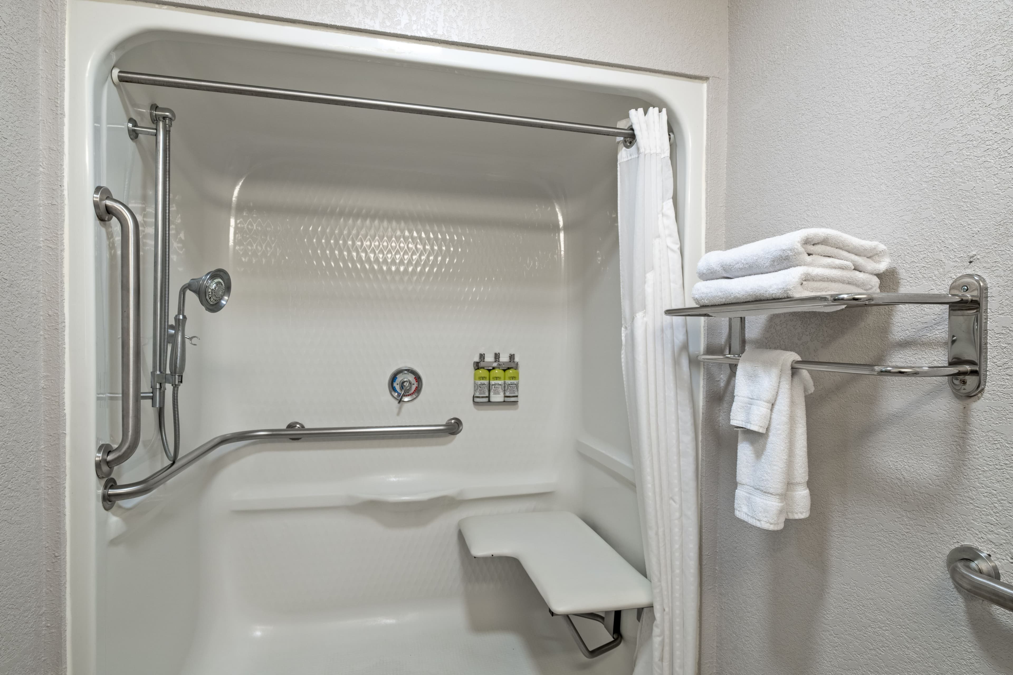 Holiday Inn Express & Suites Woodbridge — 19