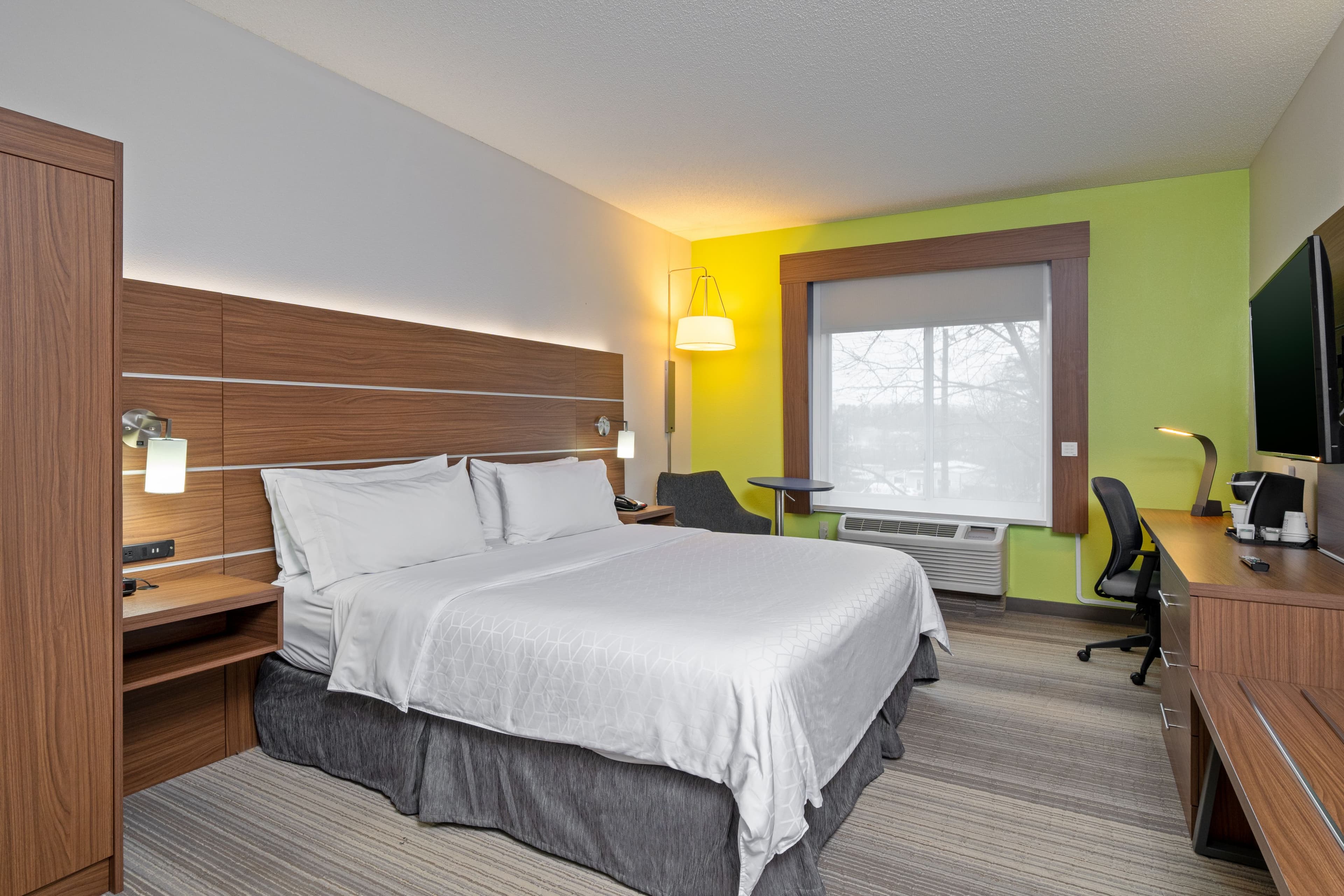 Holiday Inn Express & Suites Woodbridge — 16