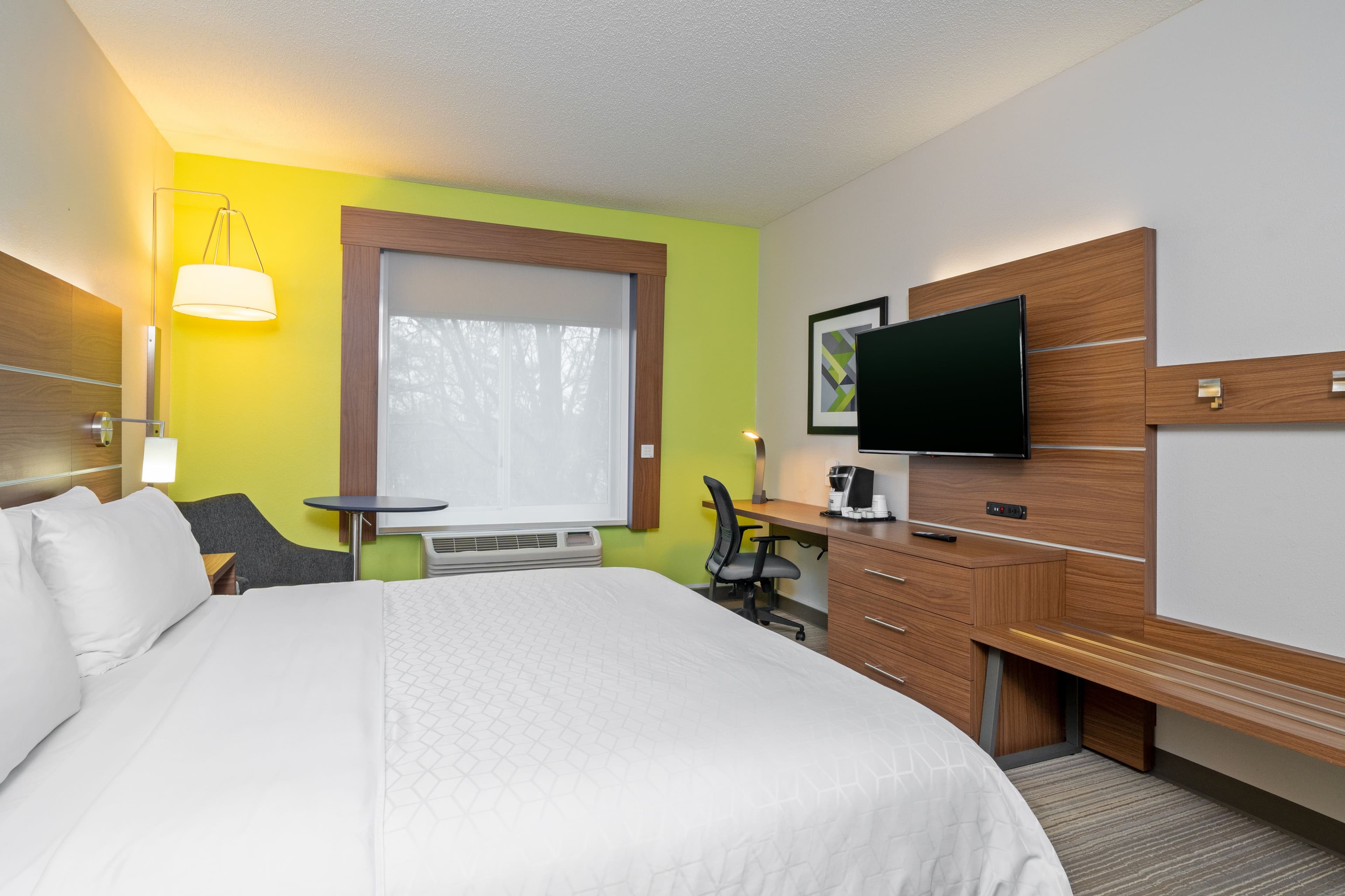 Holiday Inn Express & Suites Woodbridge — 7