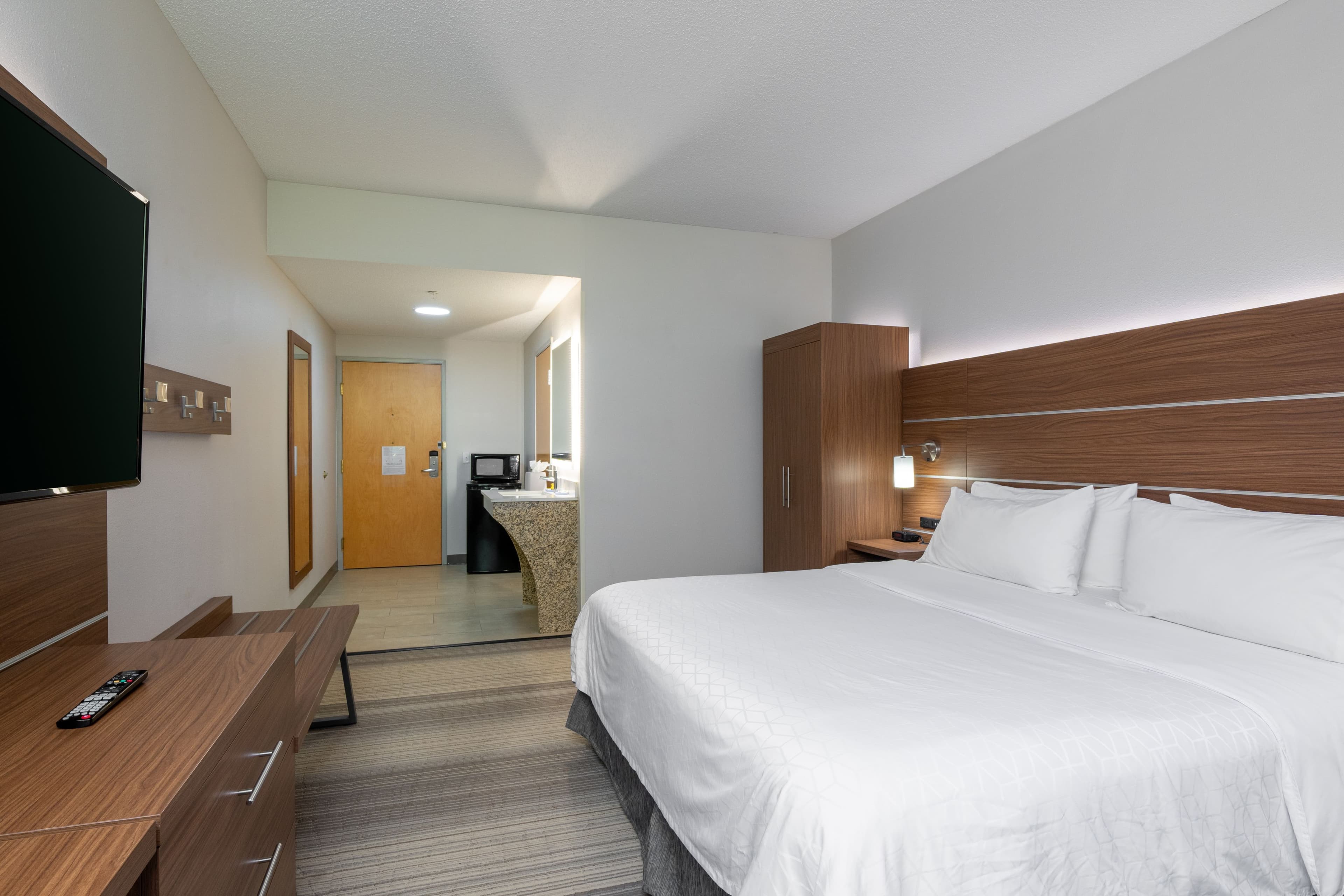 Holiday Inn Express & Suites Woodbridge — 14