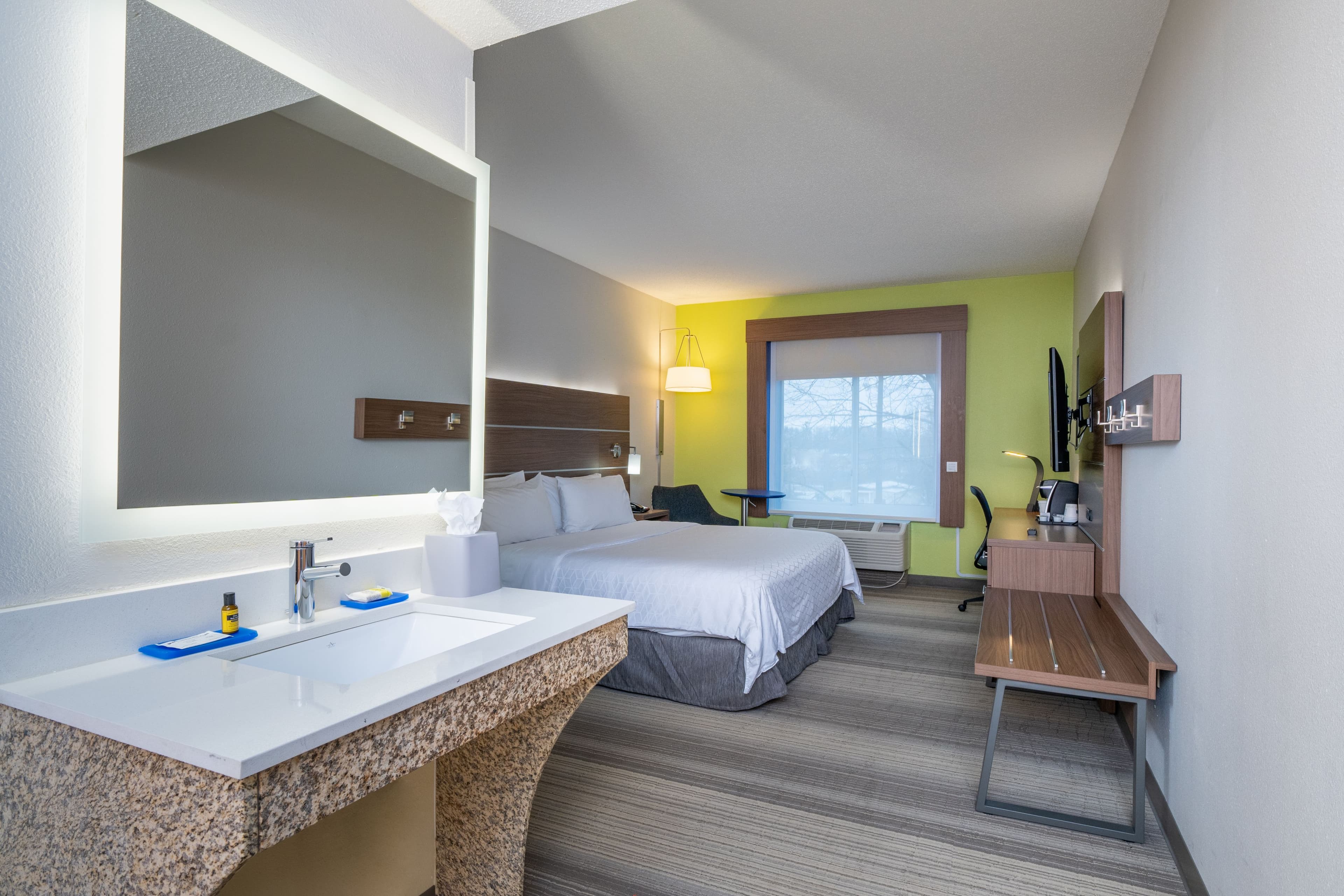 Holiday Inn Express & Suites Woodbridge — 15