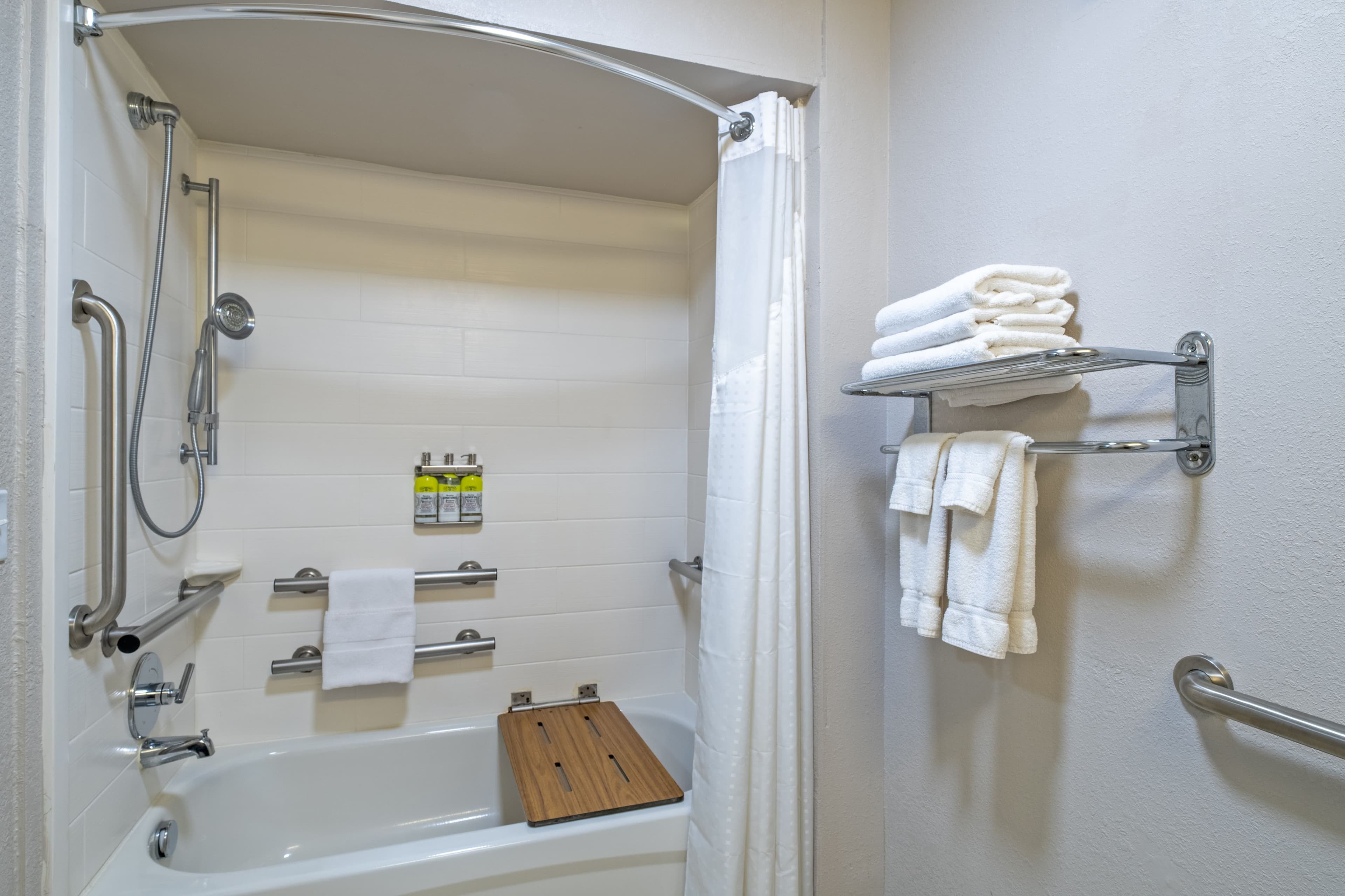 Holiday Inn Express & Suites Woodbridge — 11