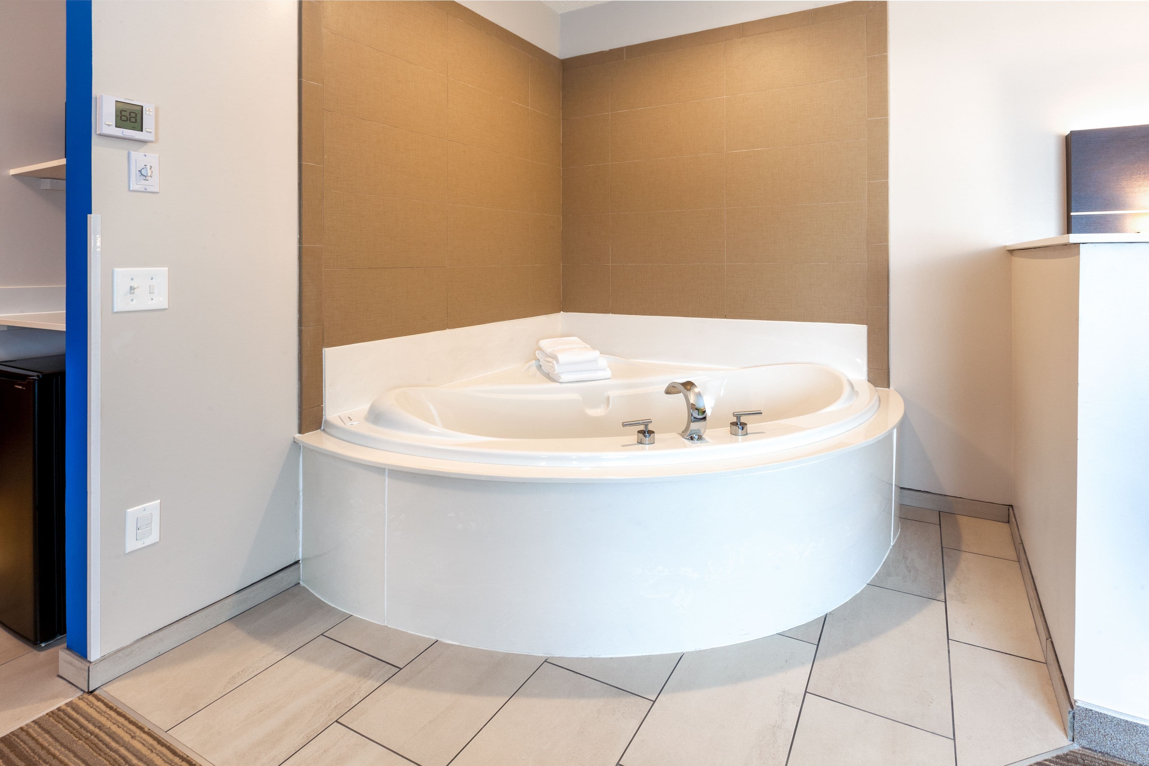 Holiday Inn Express & Suites Woodhaven — 6