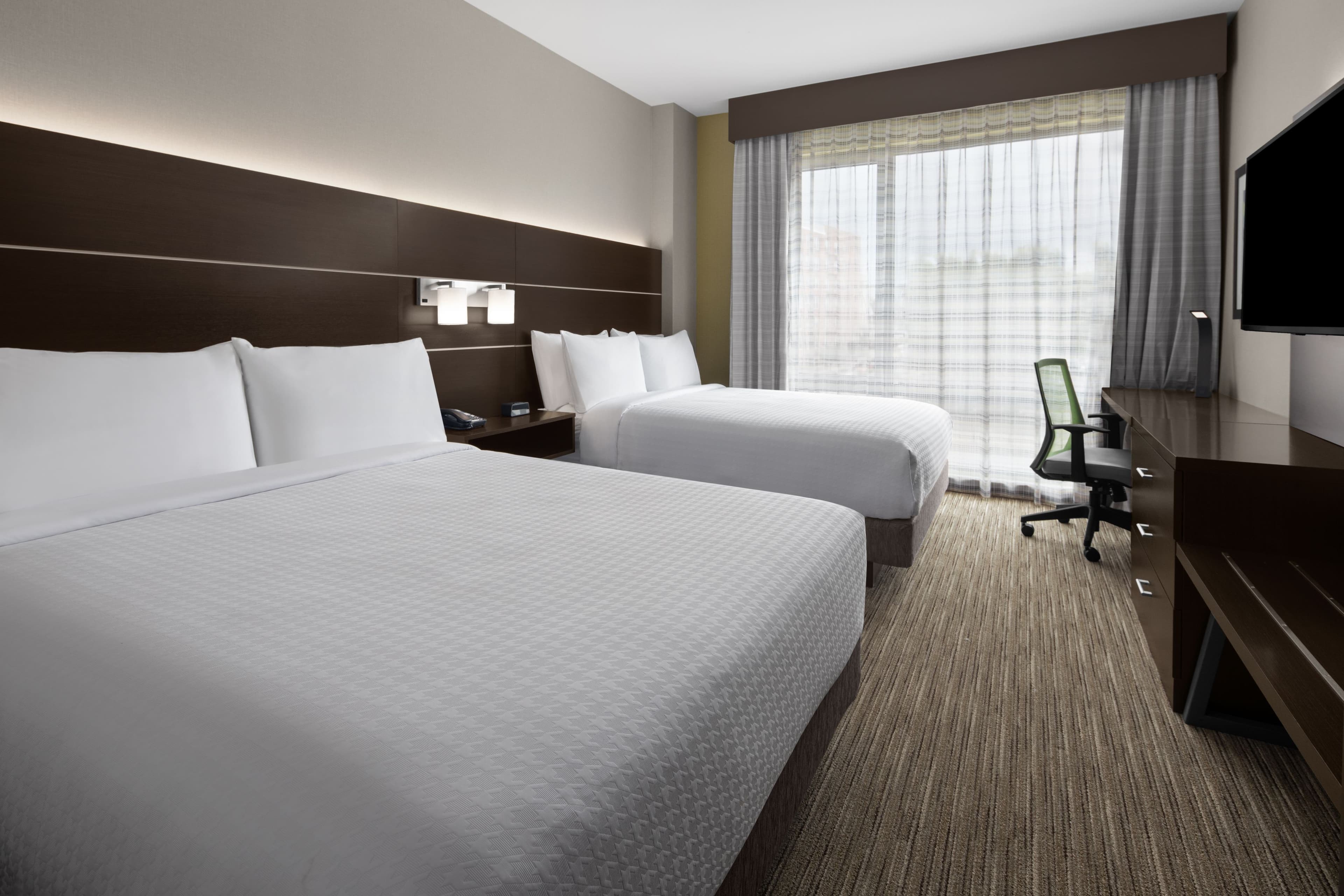 Holiday Inn Express & Suites Woodside LaGuardia Airport — 6