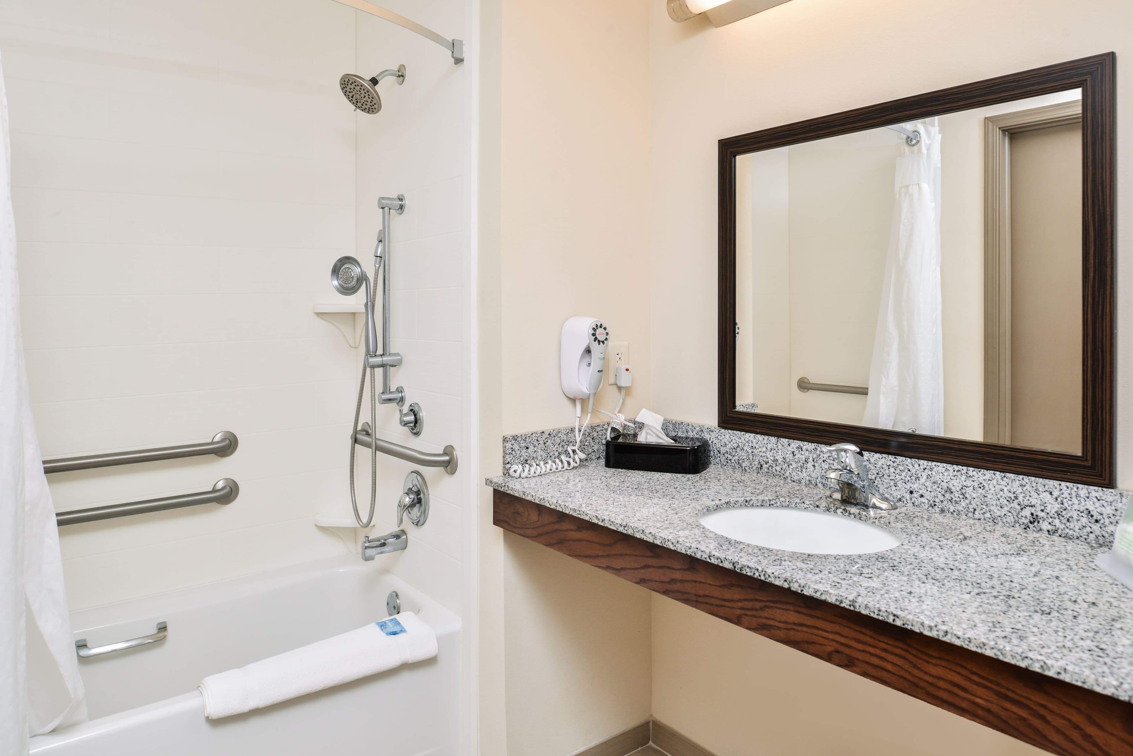 Holiday Inn Express & Suites York — 10