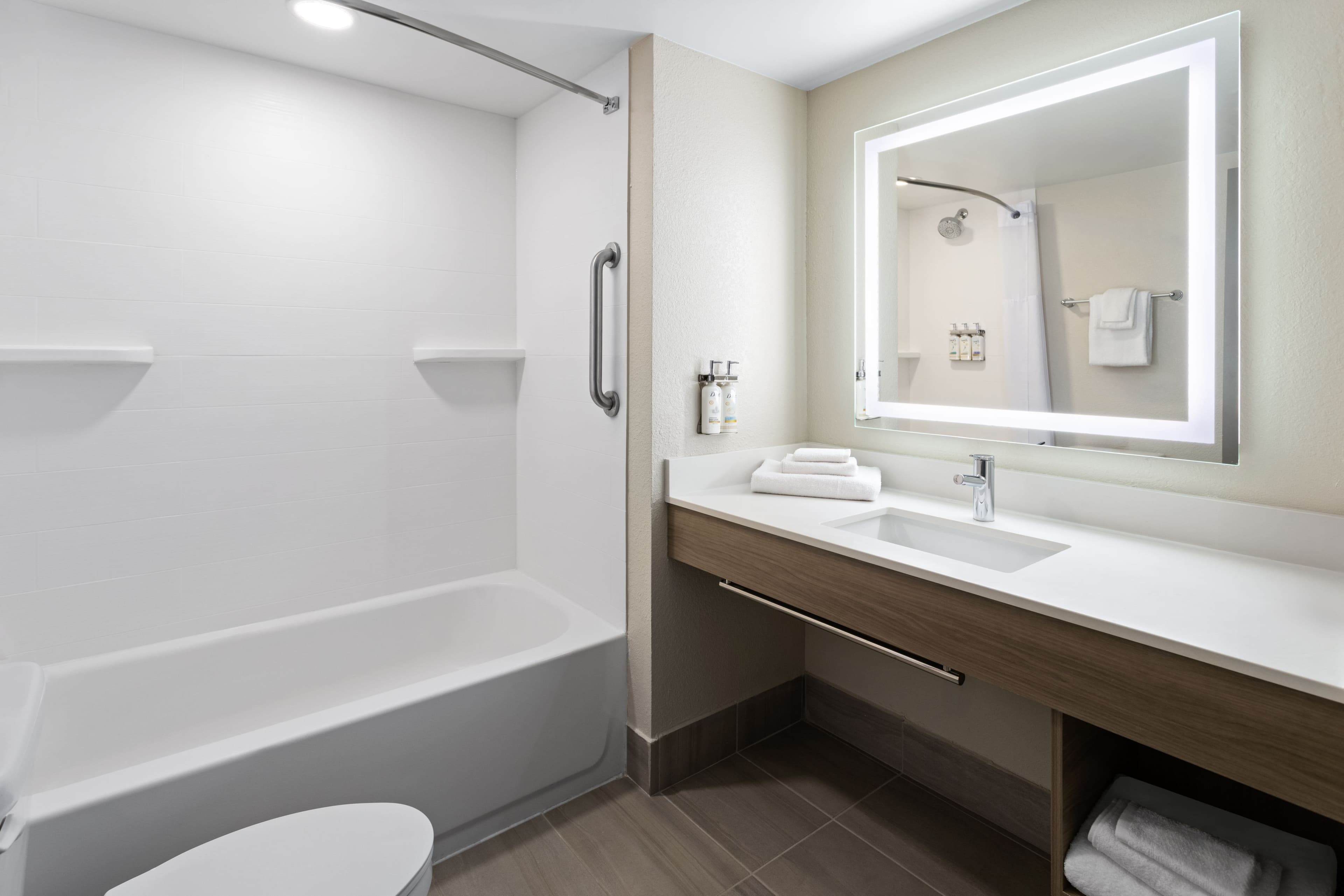 Holiday Inn Express Augusta Downtown - Image 4
