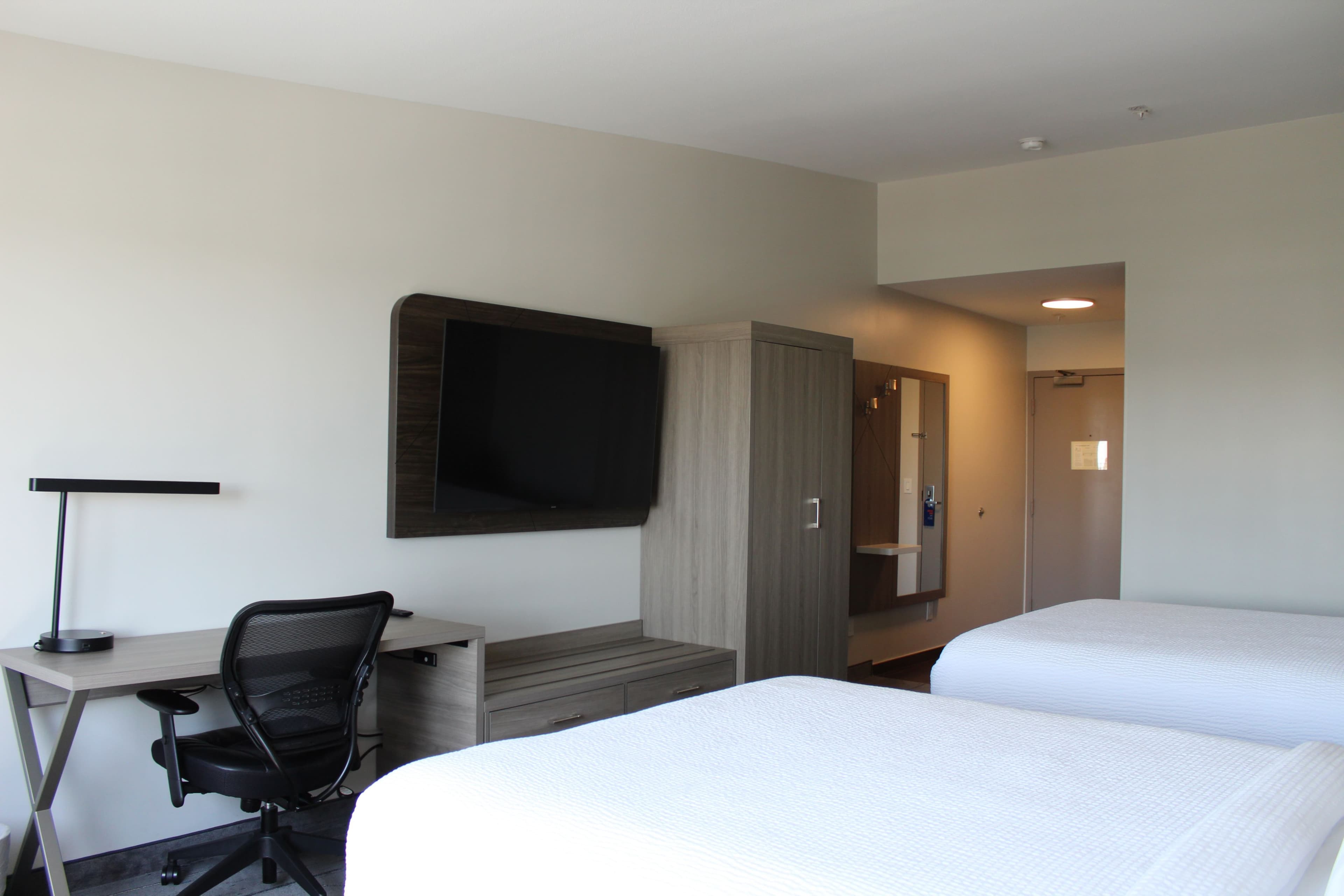 Holiday Inn Express Bakersfield — 9