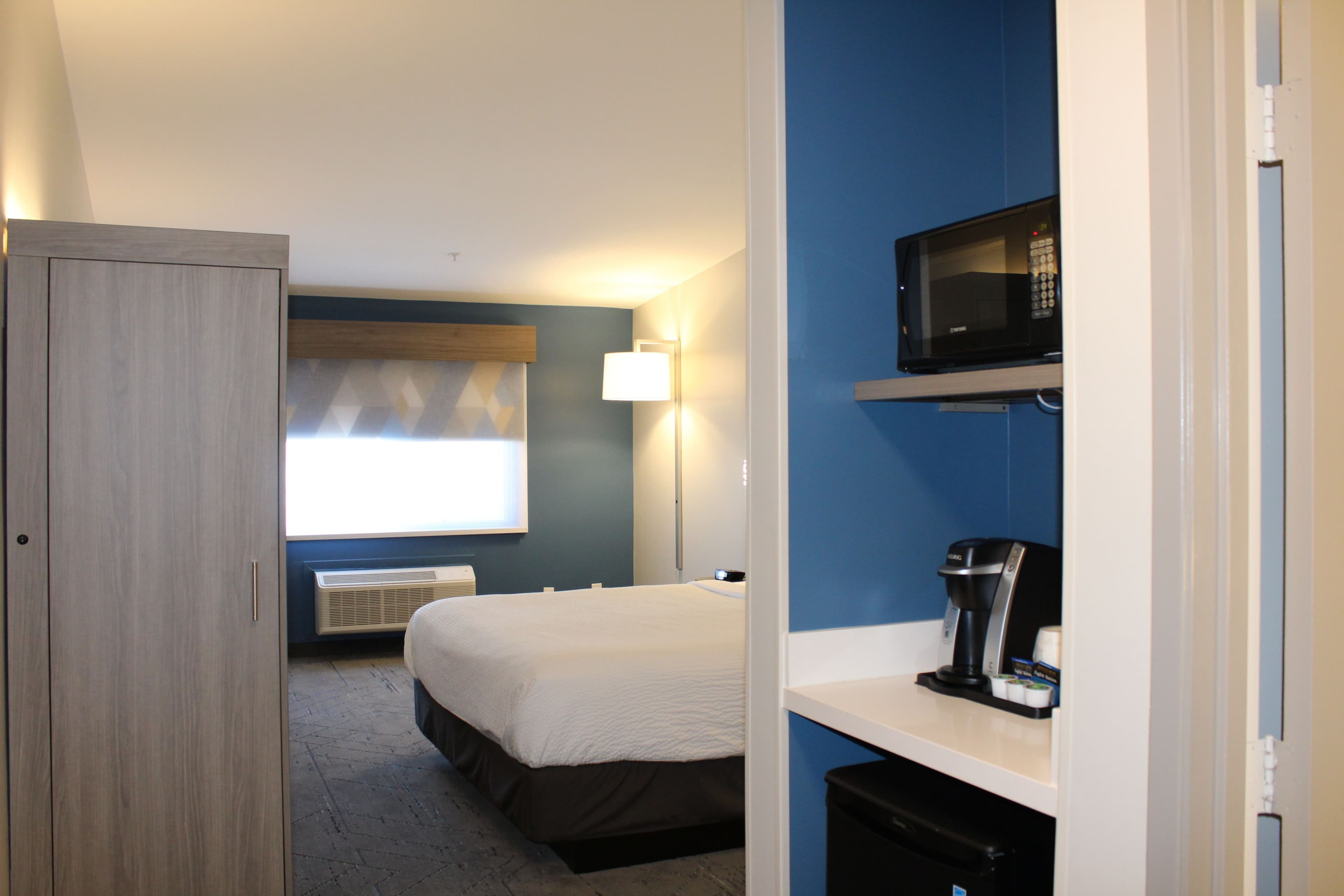Holiday Inn Express Bakersfield — 8