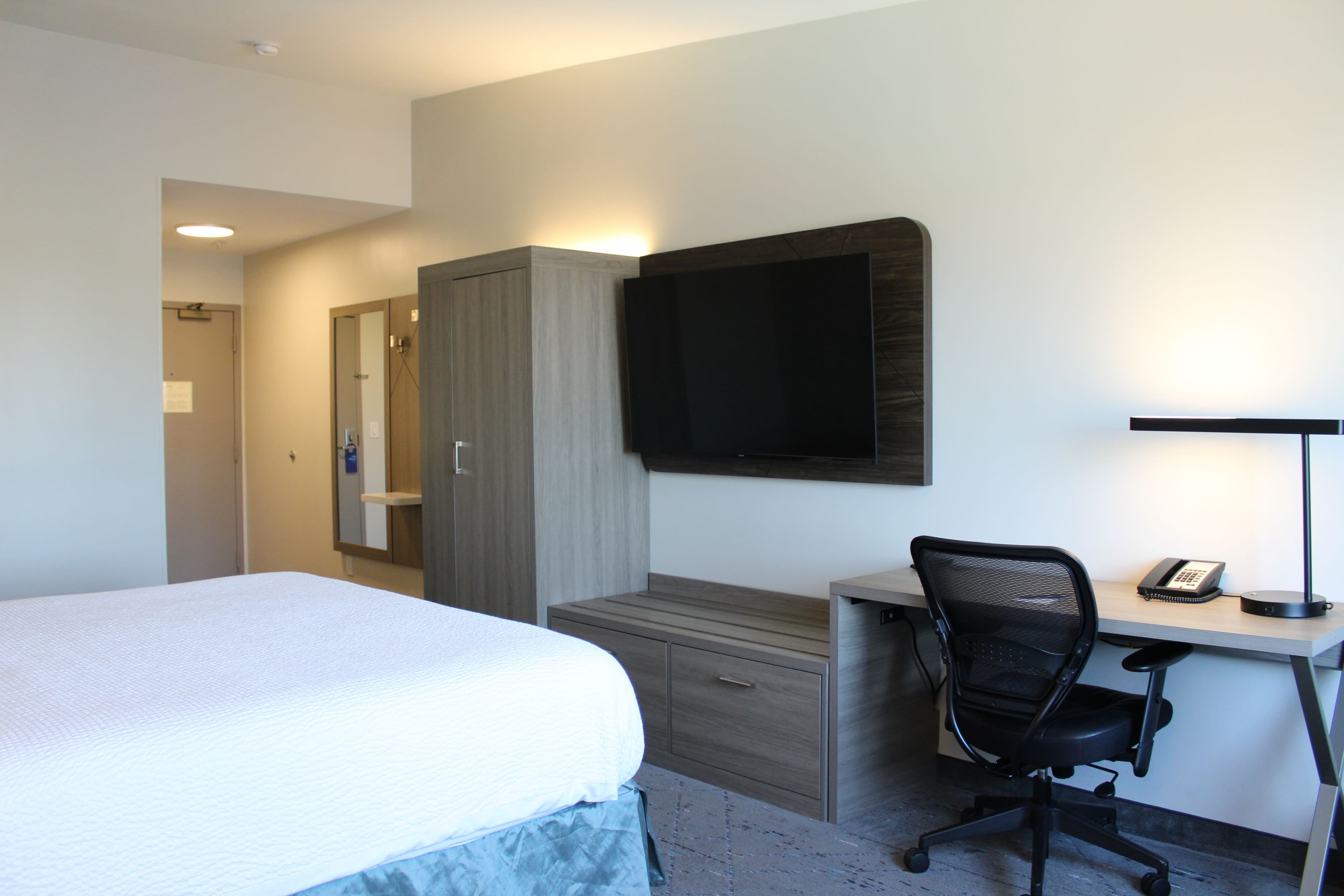 Holiday Inn Express Bakersfield - Image 4