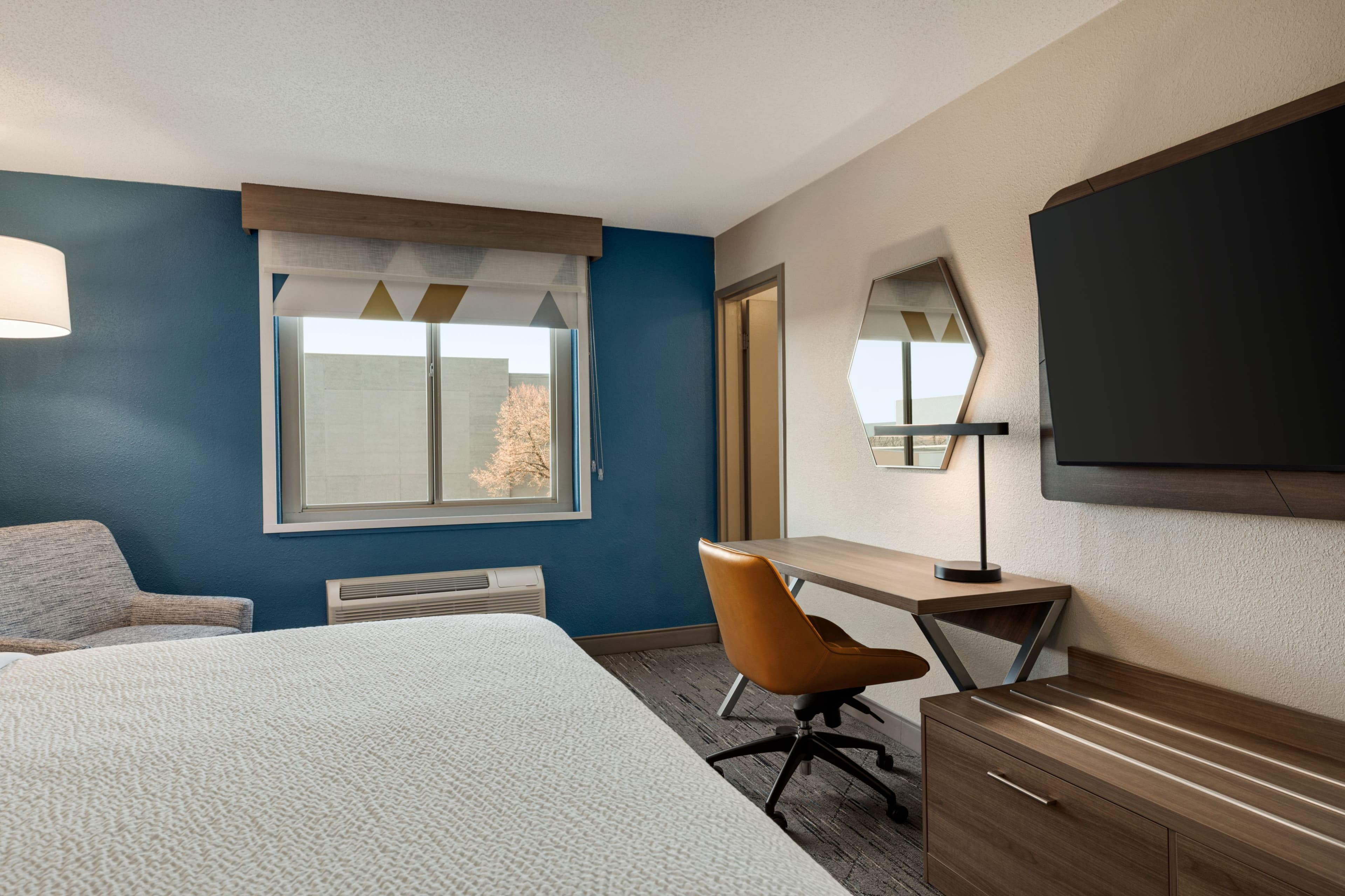 Holiday Inn Express Baltimore at the Stadiums — 9