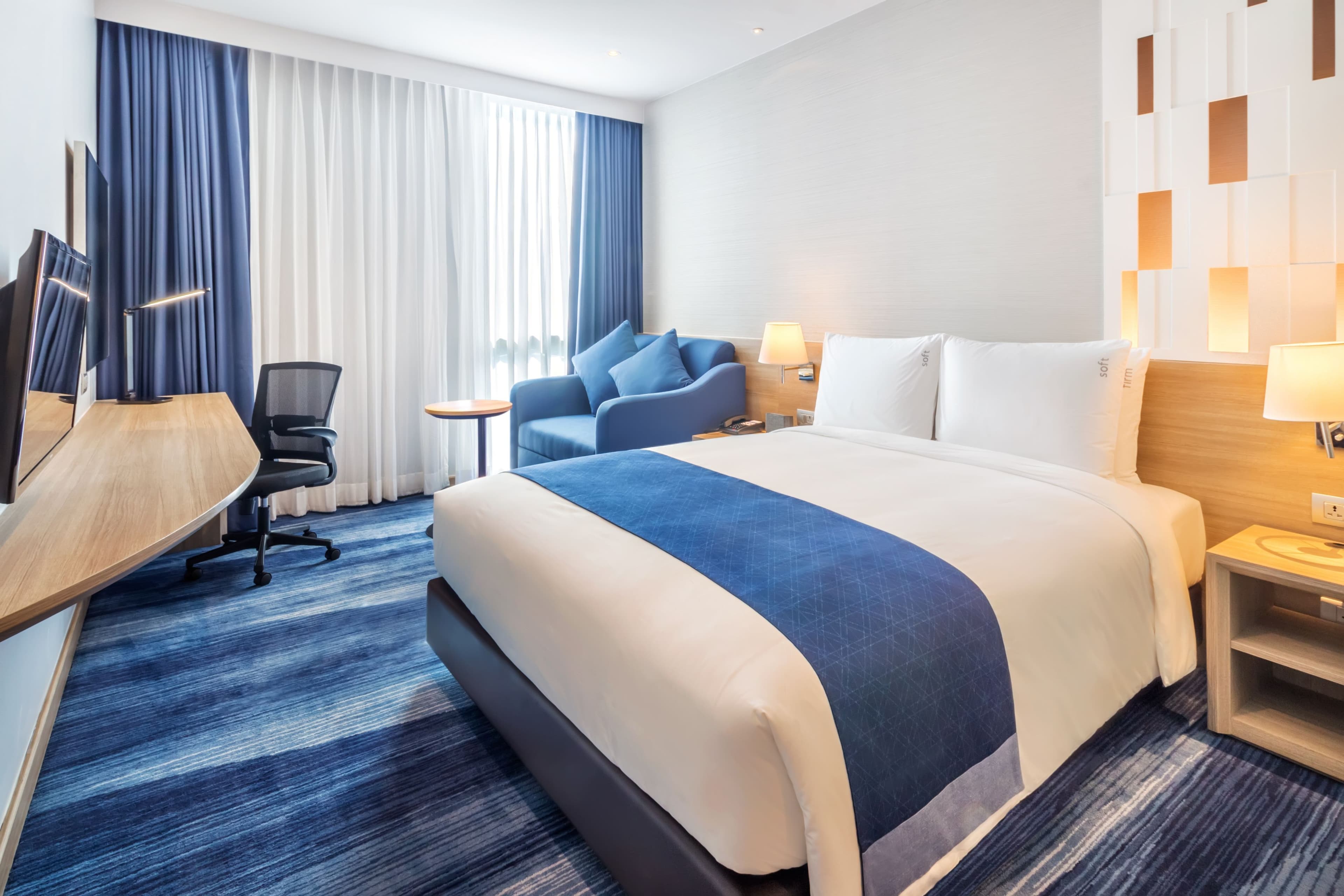Holiday Inn Express Bangkok Soi Soonvijai - Image 2
