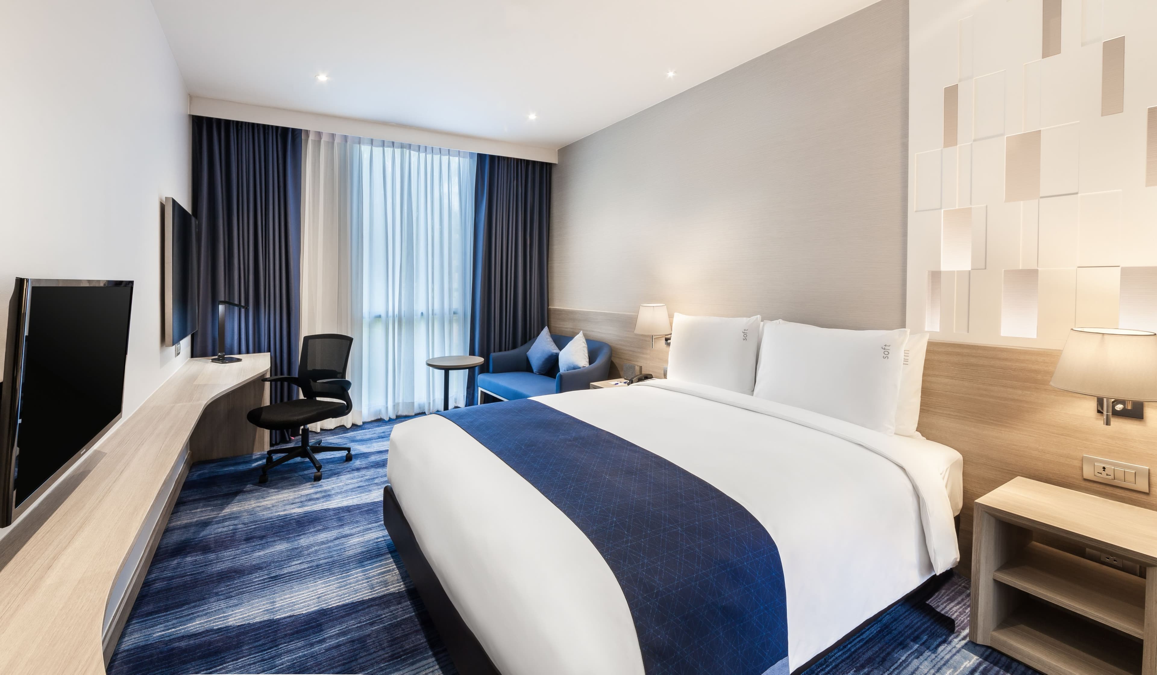 Holiday Inn Express Bangkok Soi Soonvijai - Image 4