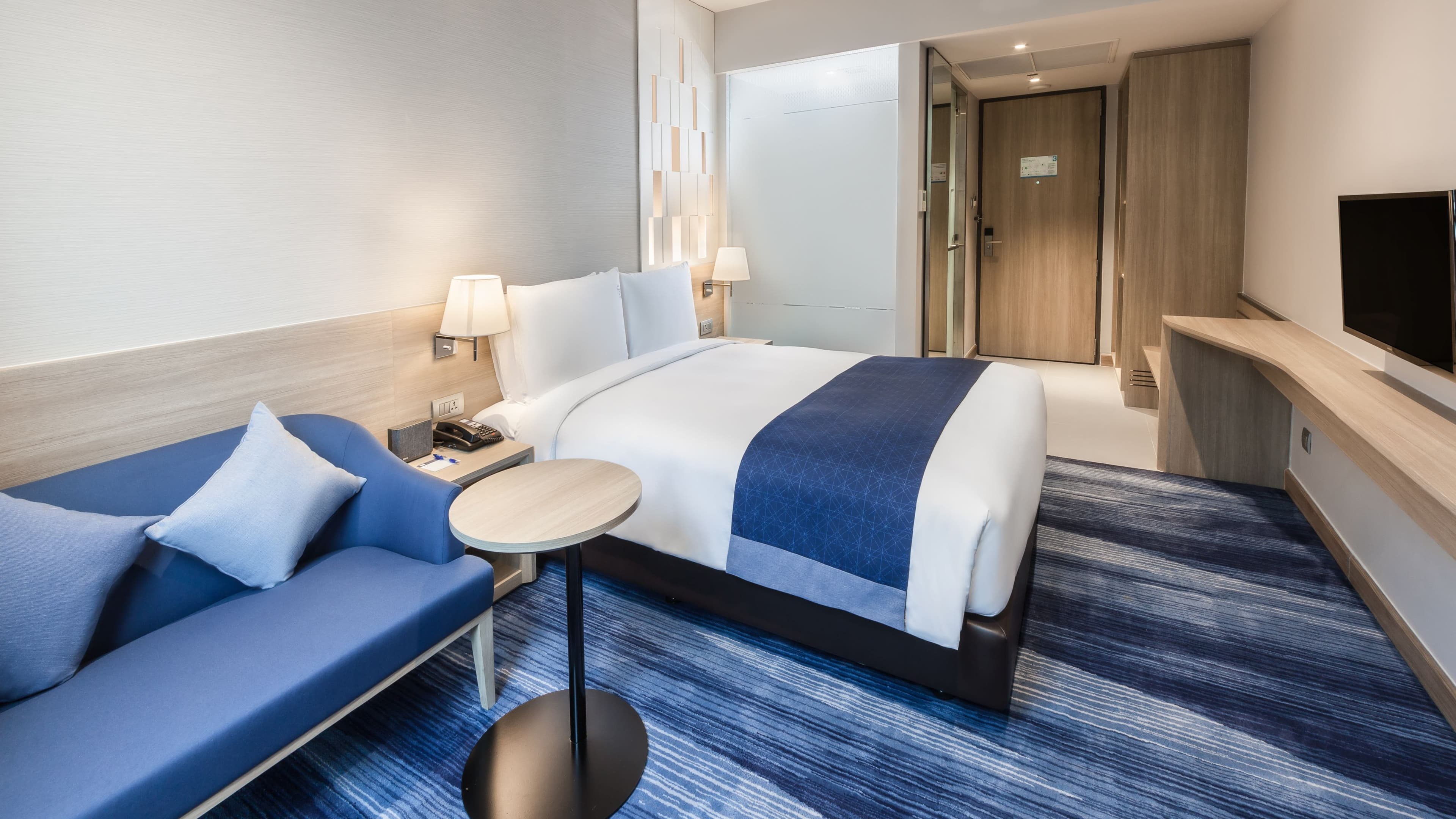 Holiday Inn Express Bangkok Soi Soonvijai - Image 5