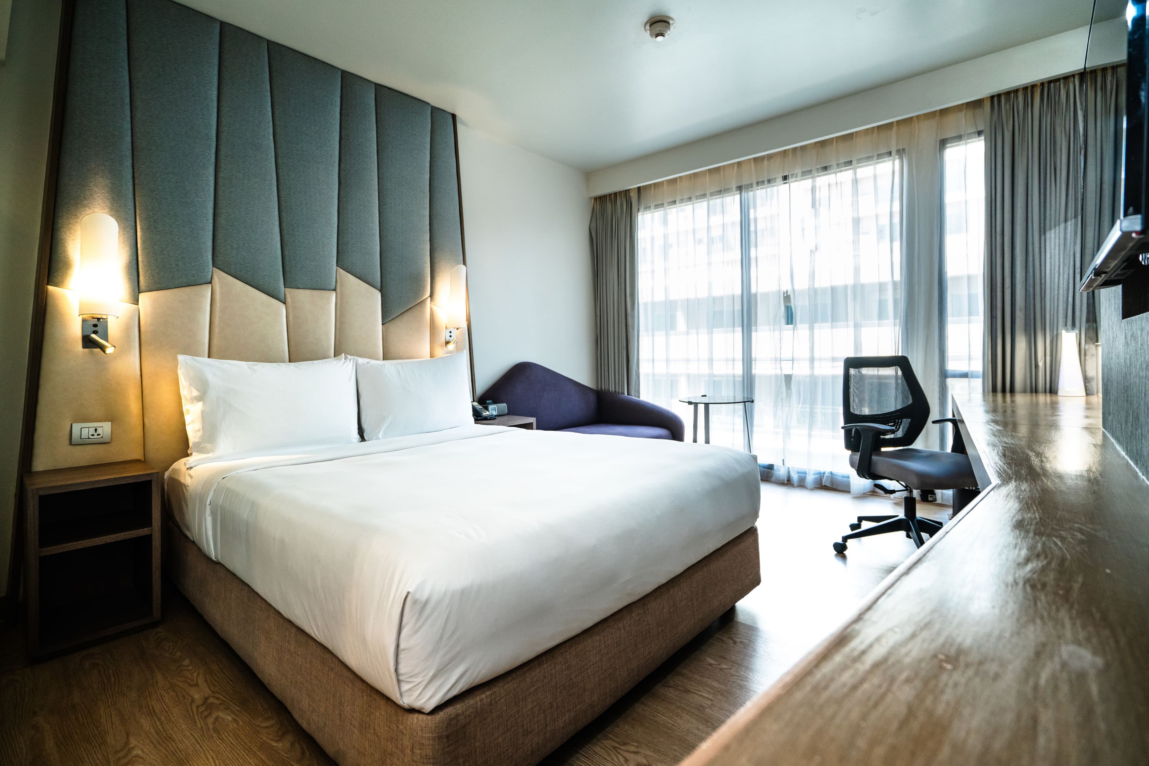 Holiday Inn Express Bangkok Sukhumvit 11 - Image 2