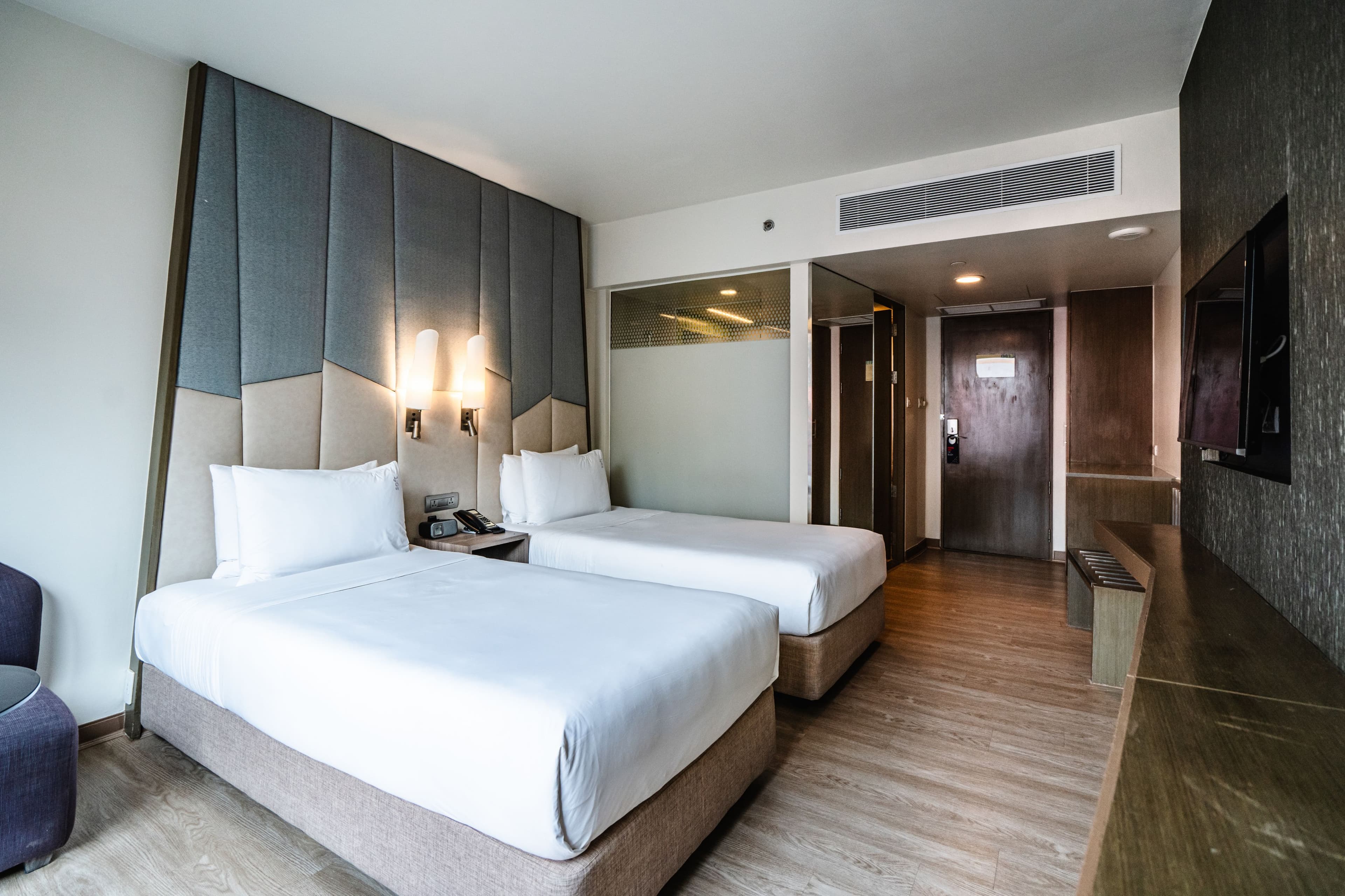 Holiday Inn Express Bangkok Sukhumvit 11 — 58