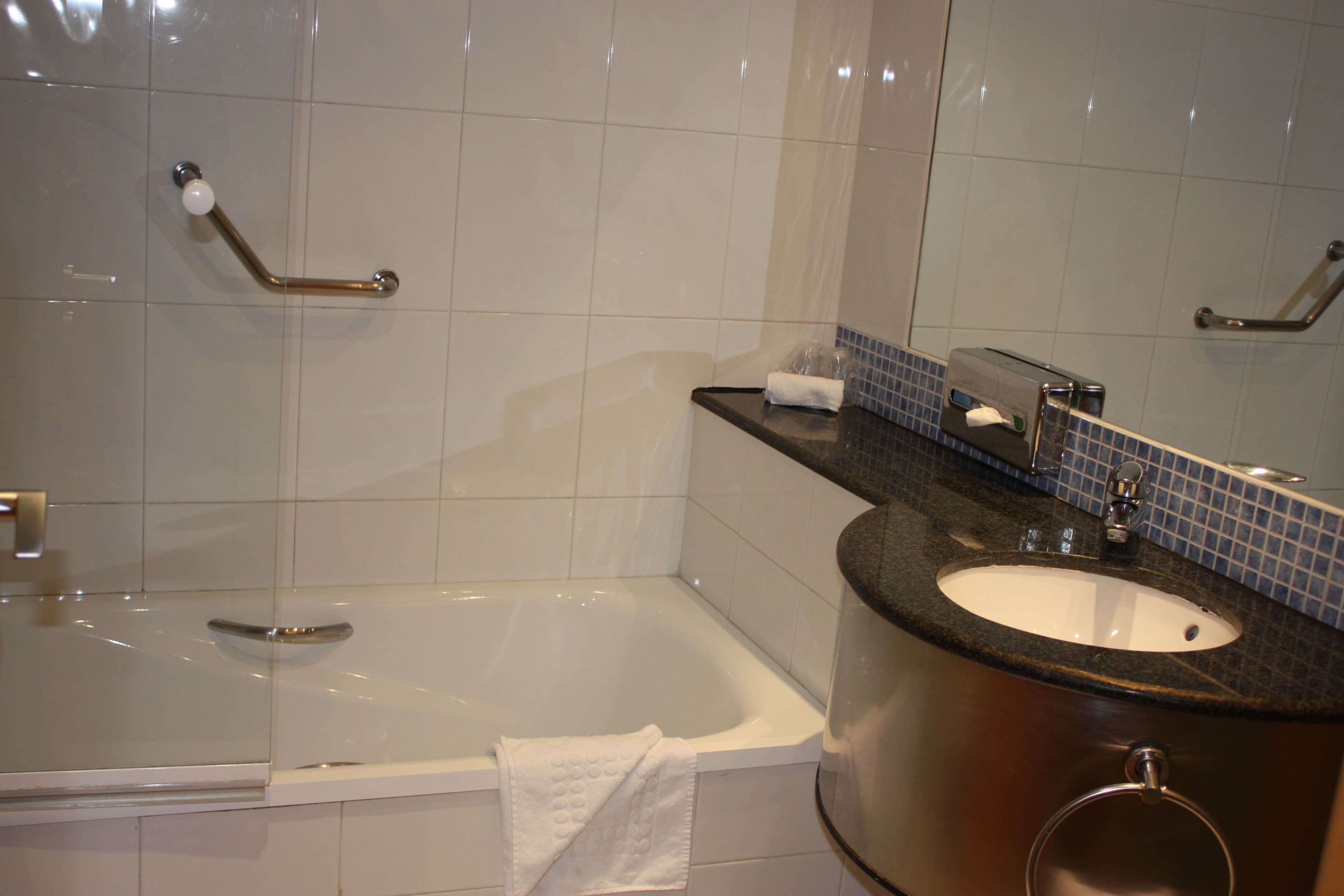 Standard Room with Free Breakfast - Image 5