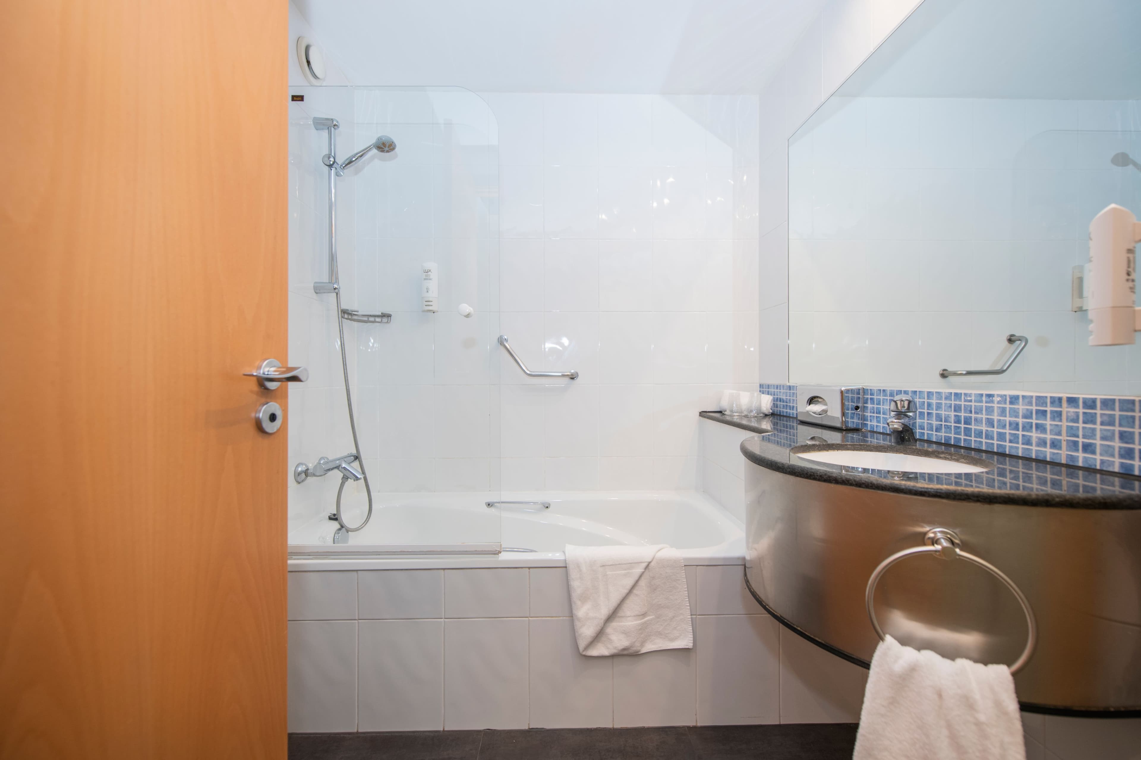 Standard Room with Free Breakfast - Image 10