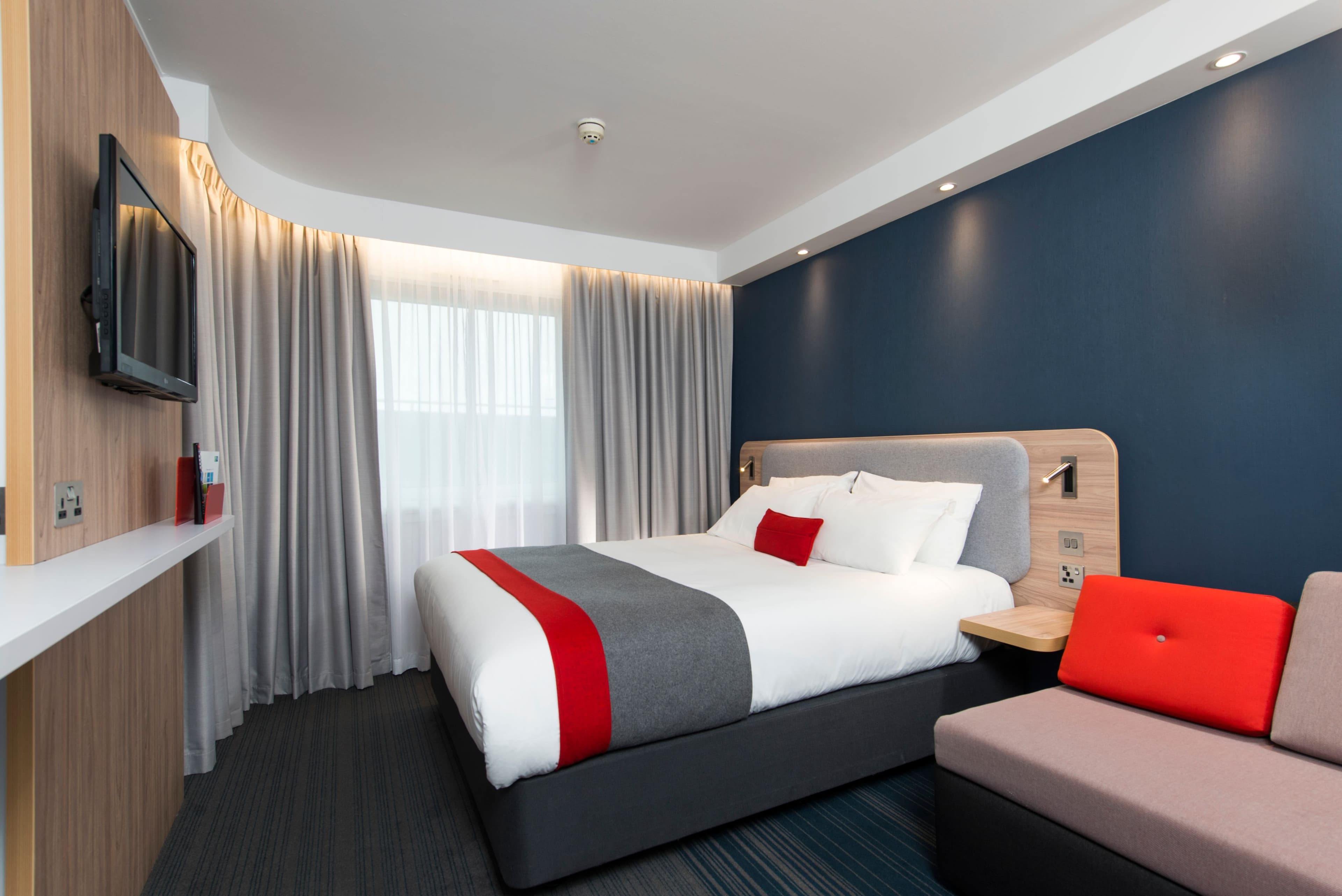 Holiday Inn Express Bath - Image 5