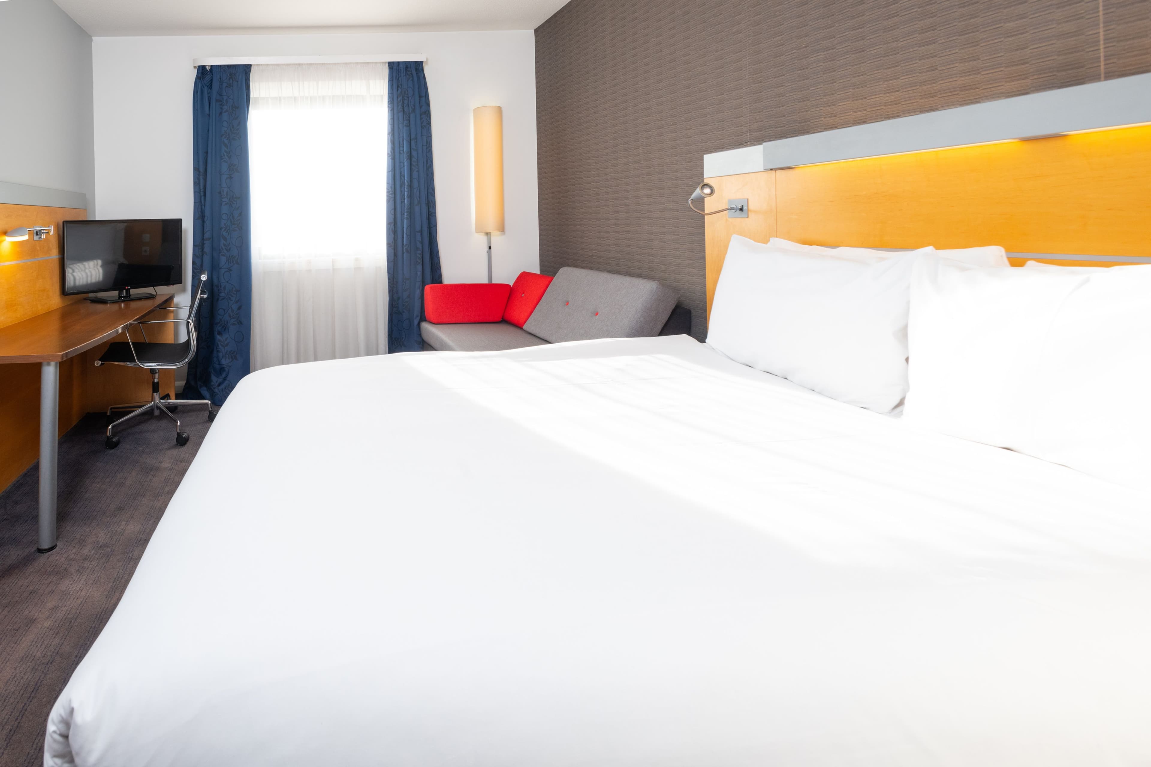 Holiday Inn Express Bedford - Image 4