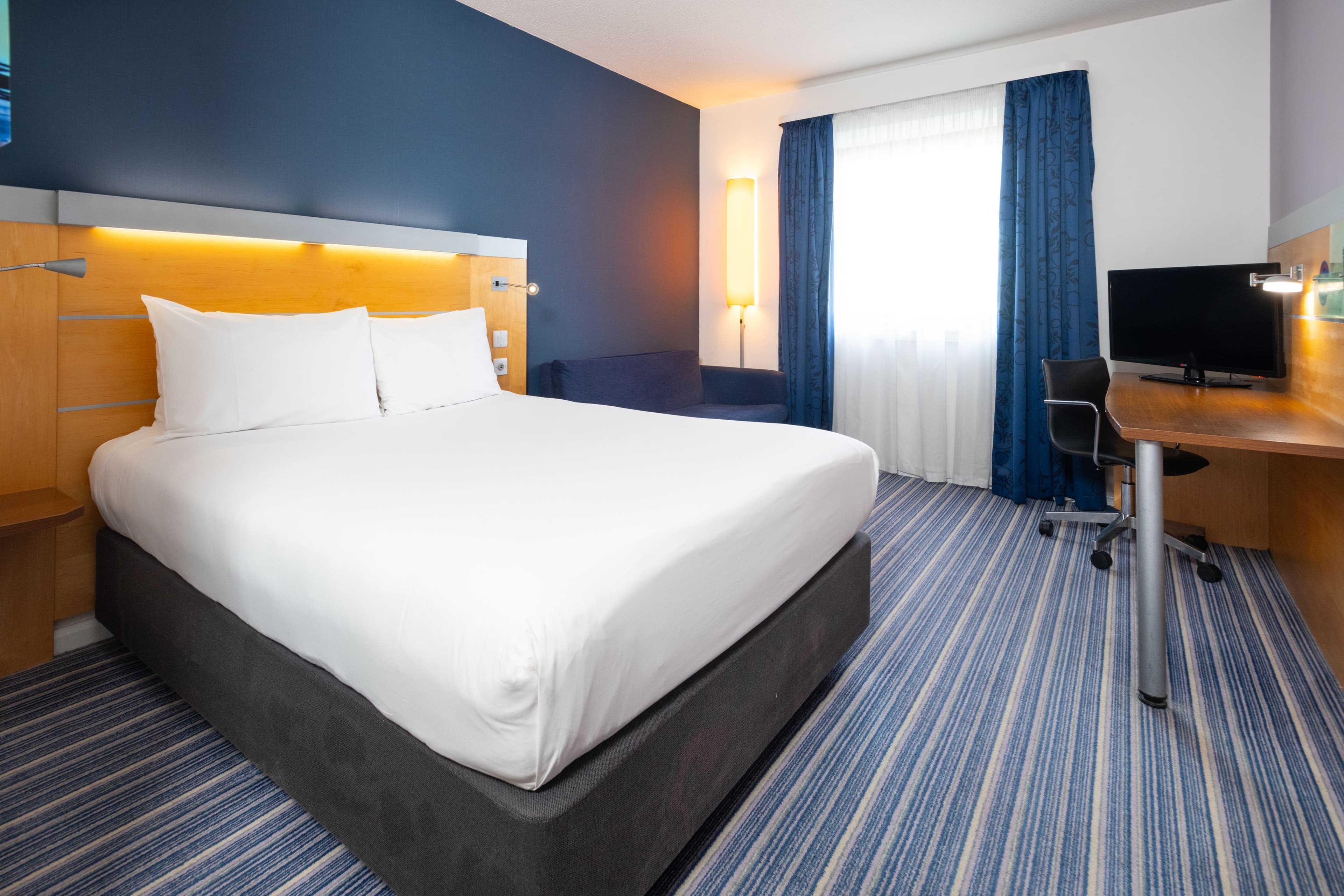 Holiday Inn Express Bedford - Image 5