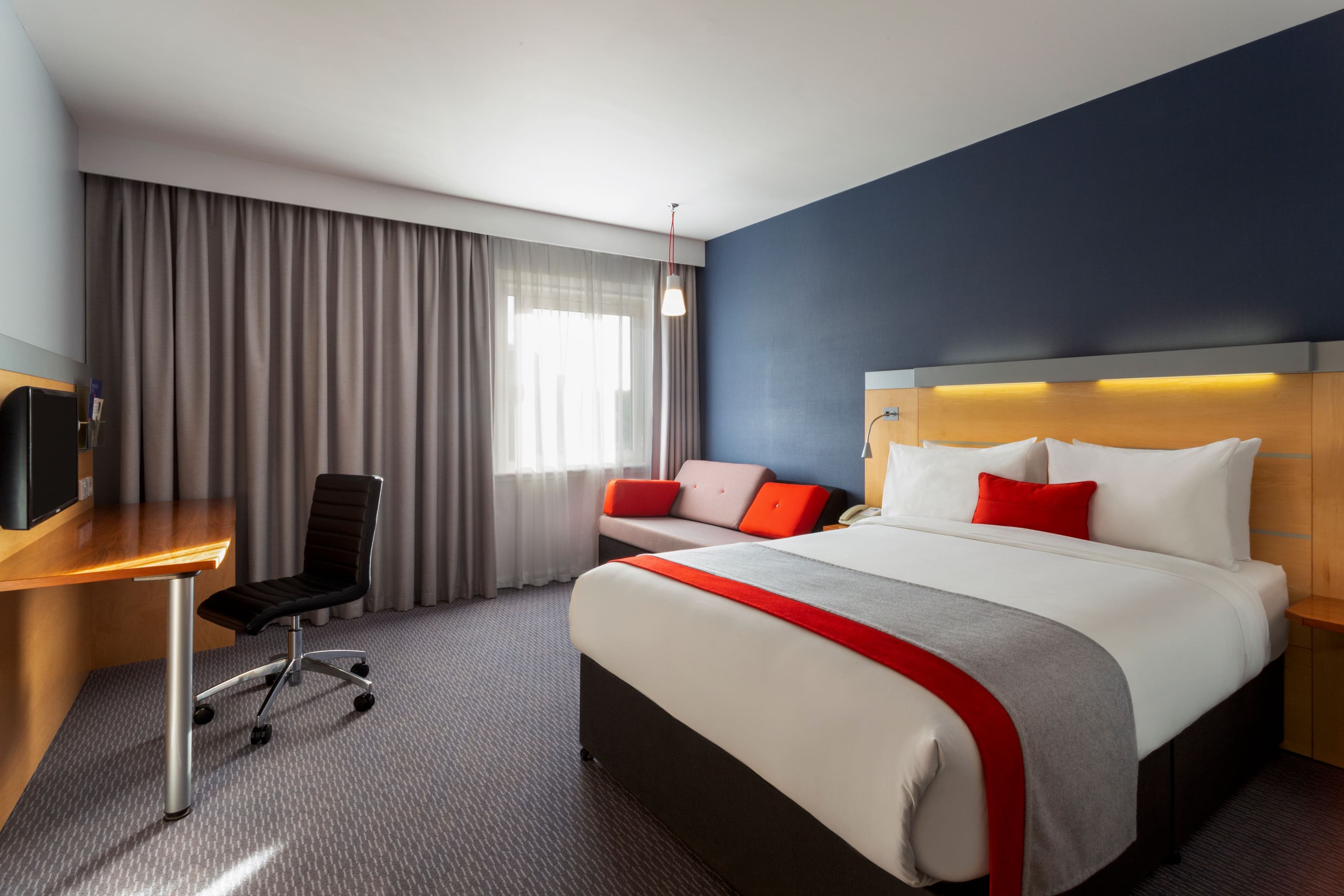 Holiday Inn Express Birmingham - Redditch — 8